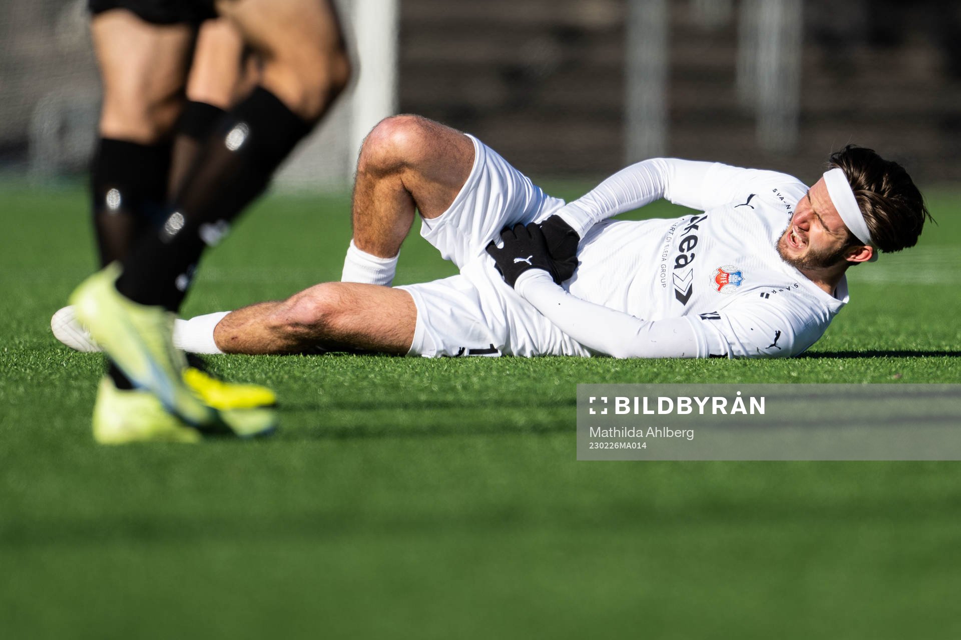 Helsingborgs Wilhelm Loeper har ont under fotbollsmatchen i Svenska Cupen mellan Helsingborg och Trelleborg den 26 februari 2023 i Helsingborg.