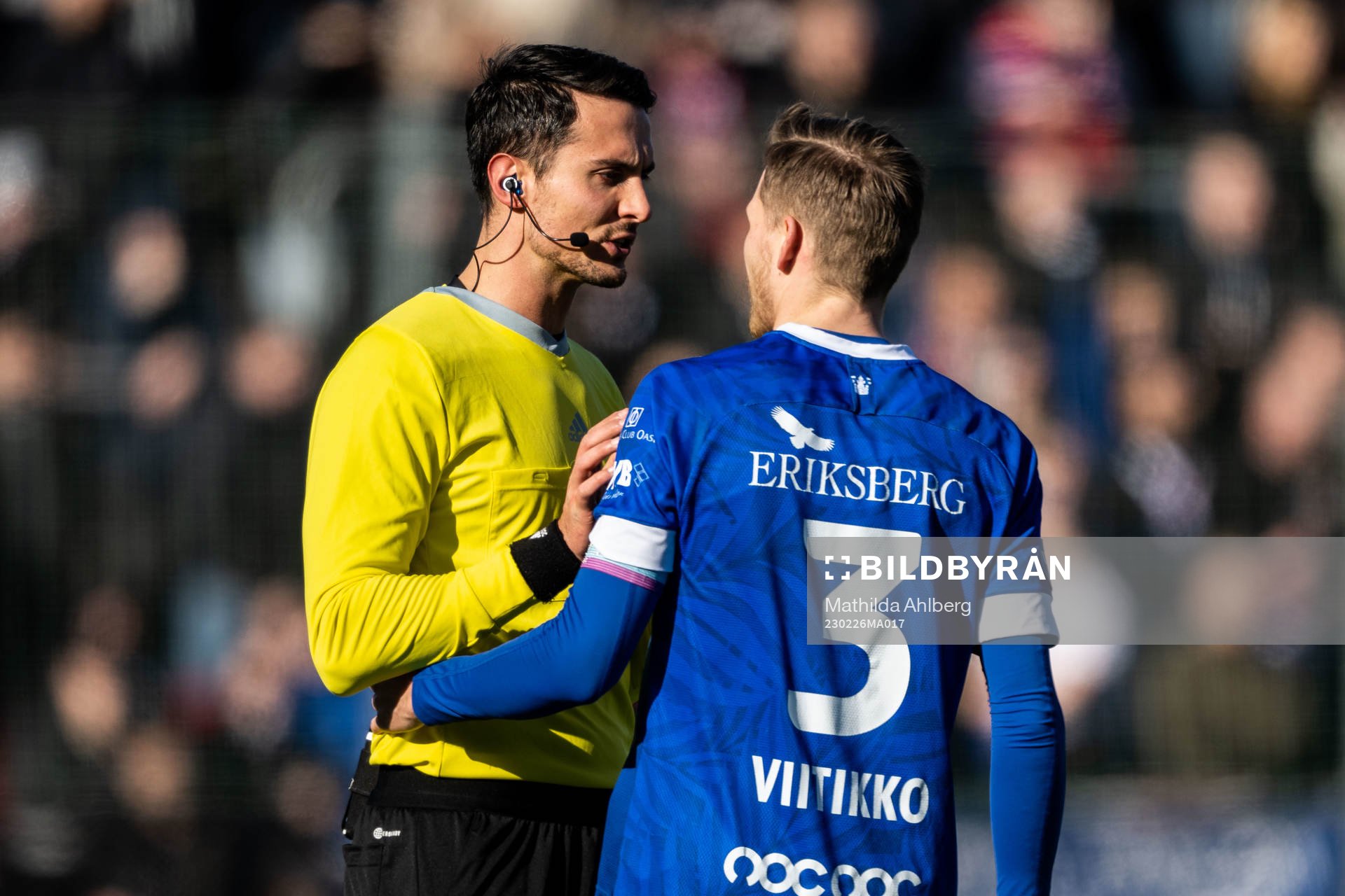 Domare Adi Agnoavic i samtal med Trelleborgs Mikko Viitikko