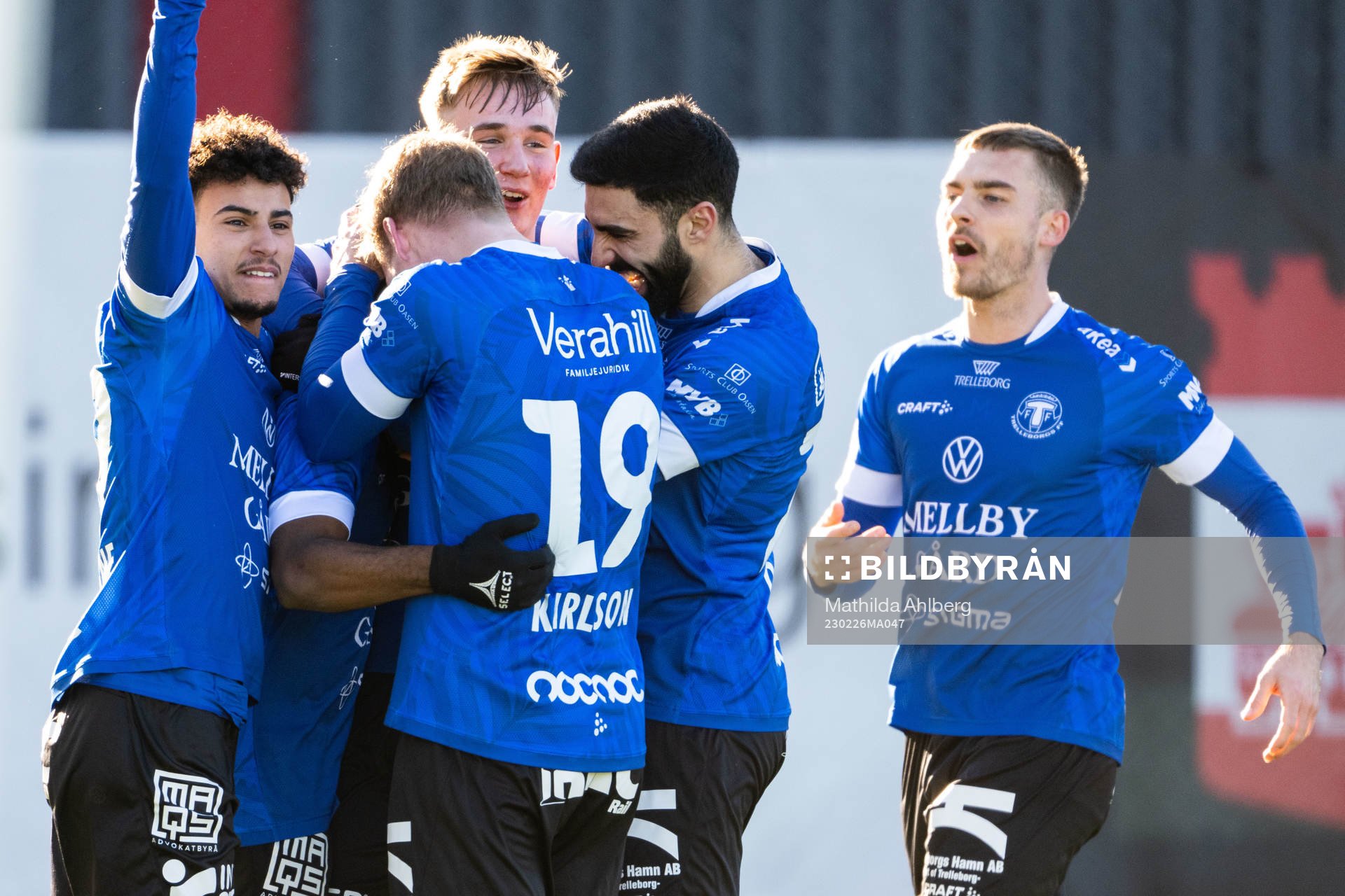 Trelleborgs Othmane Salama jublar med lagkamrater efter att Henry Offia gjort 1-3 under fotbollsmatchen i Svenska Cupen mellan Helsingborg och Trelleborg den 26 februari 2023 i Helsingborg.