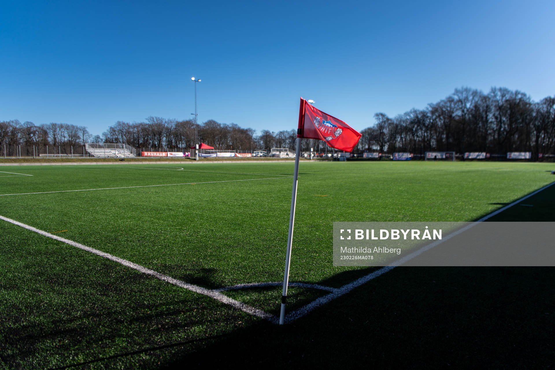 Hörnflagga med Helsingborgs emblem fotbollsmatchen i