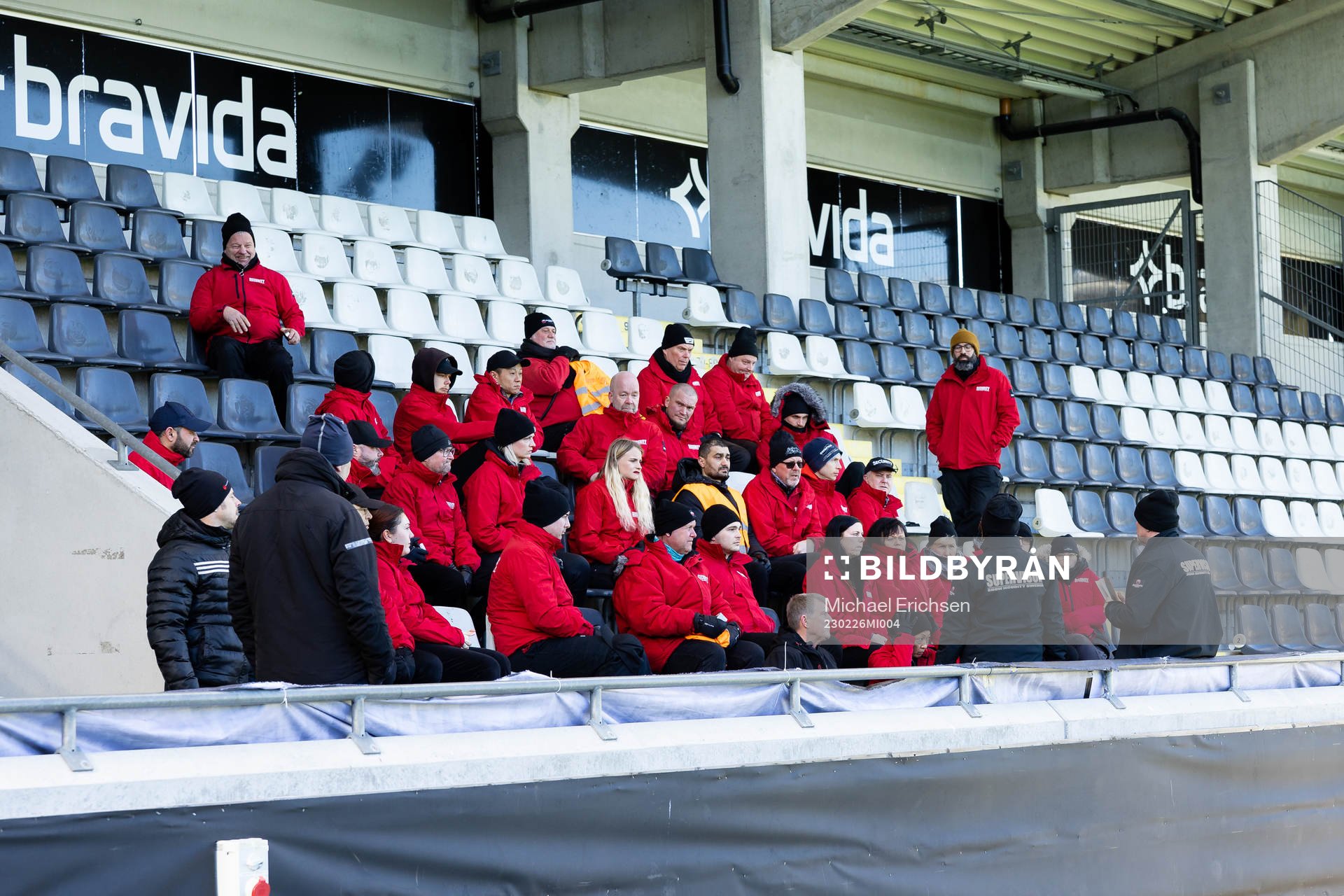 Säkerhetsmöte för arenapersonal innan fotbollsmatchen i