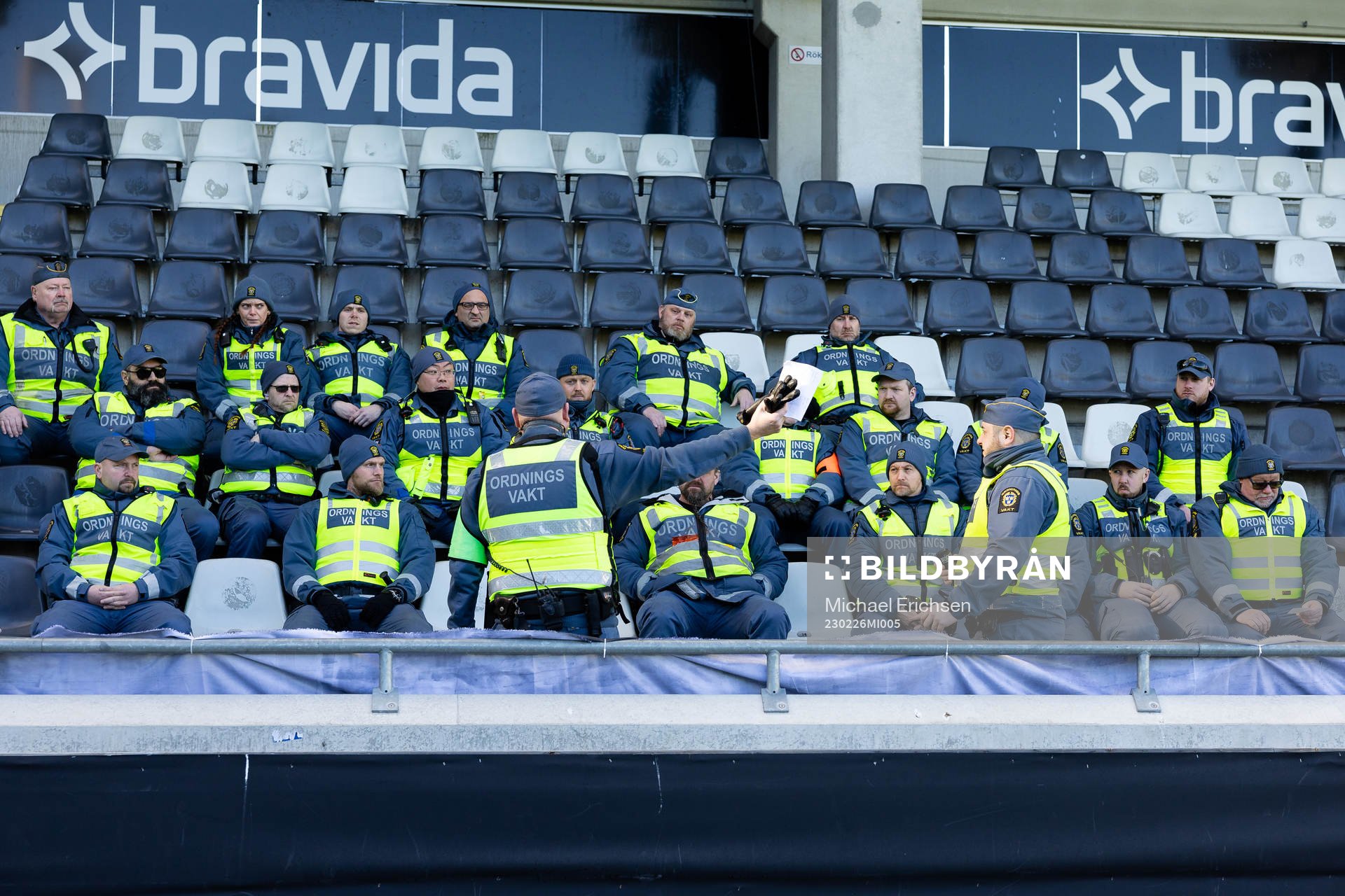 Säkerhetsmöte för ordningsvakter innan fotbollsmatchen i