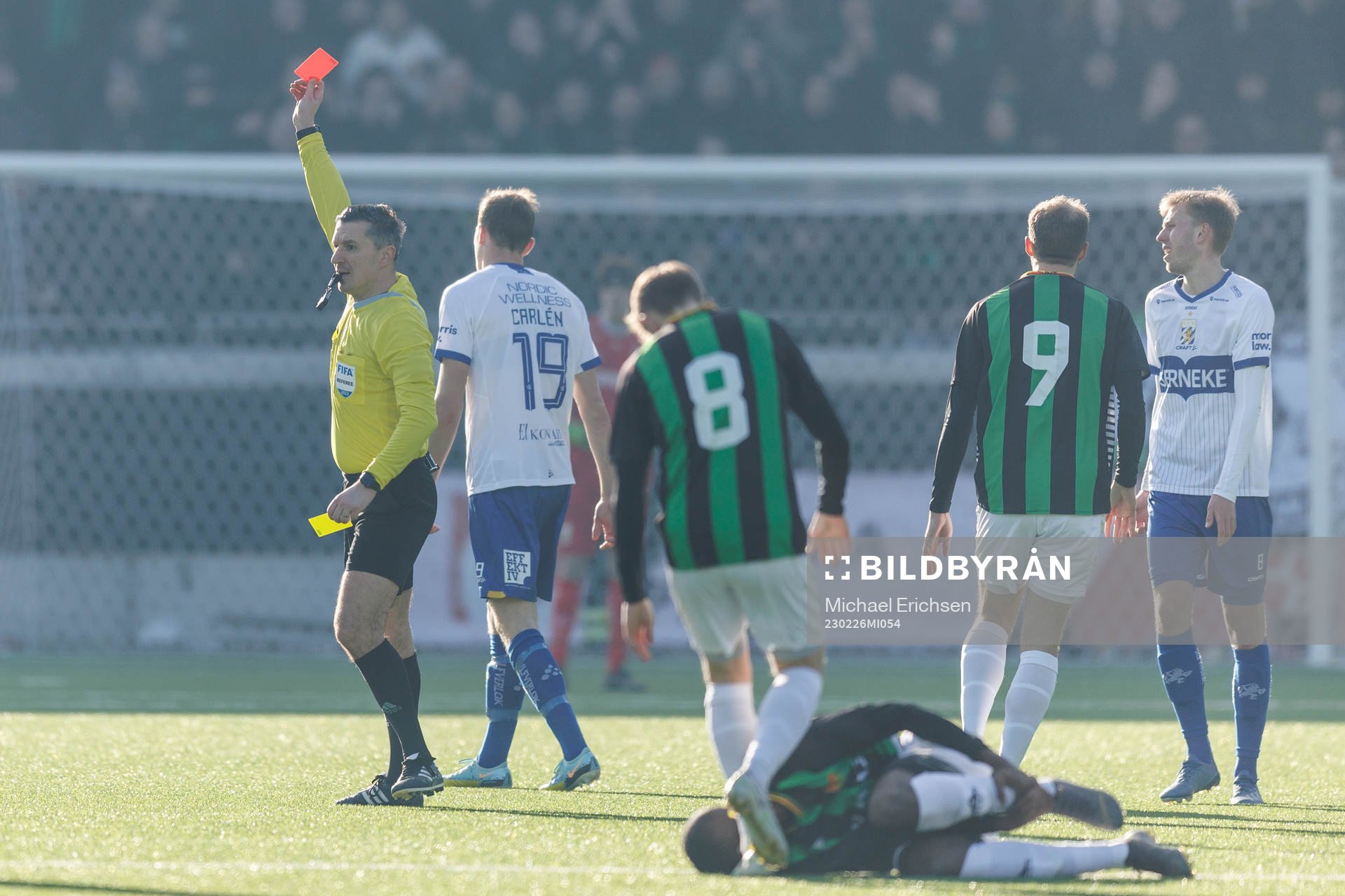 IFK Göteborgs Adam Carlén får ett rött kort