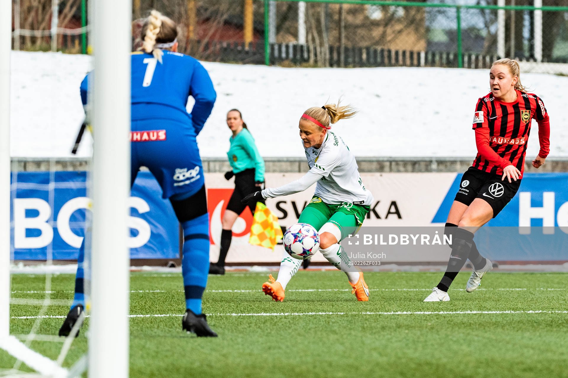 Hammarbys Adelina Engman och Brommapojkarnas Wilma Wärulf under fotbollsmatchen i Svenska Cupen mellan Hammarby och Brommapojkarna den 26 februari 2023 i Stockholm.