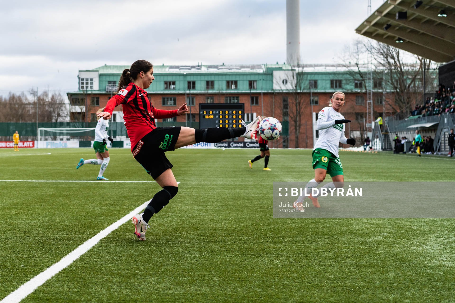 Brommapojkarnas Julia Olsson och Hammarbys Jonna Andersson under fotbollsmatchen i Svenska Cupen mellan Hammarby och Brommapojkarna den 26 februari 2023 i Stockholm.