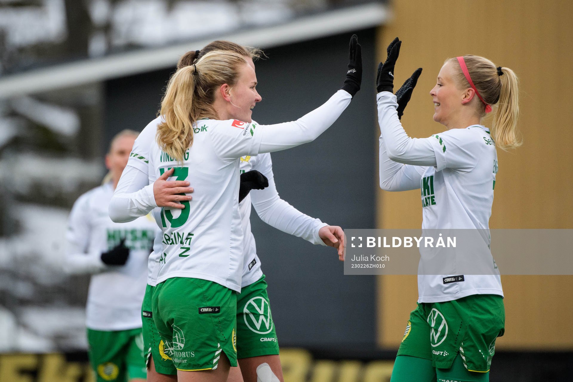 Hammarbys Matilda Vinberg jublar med lagkamrater