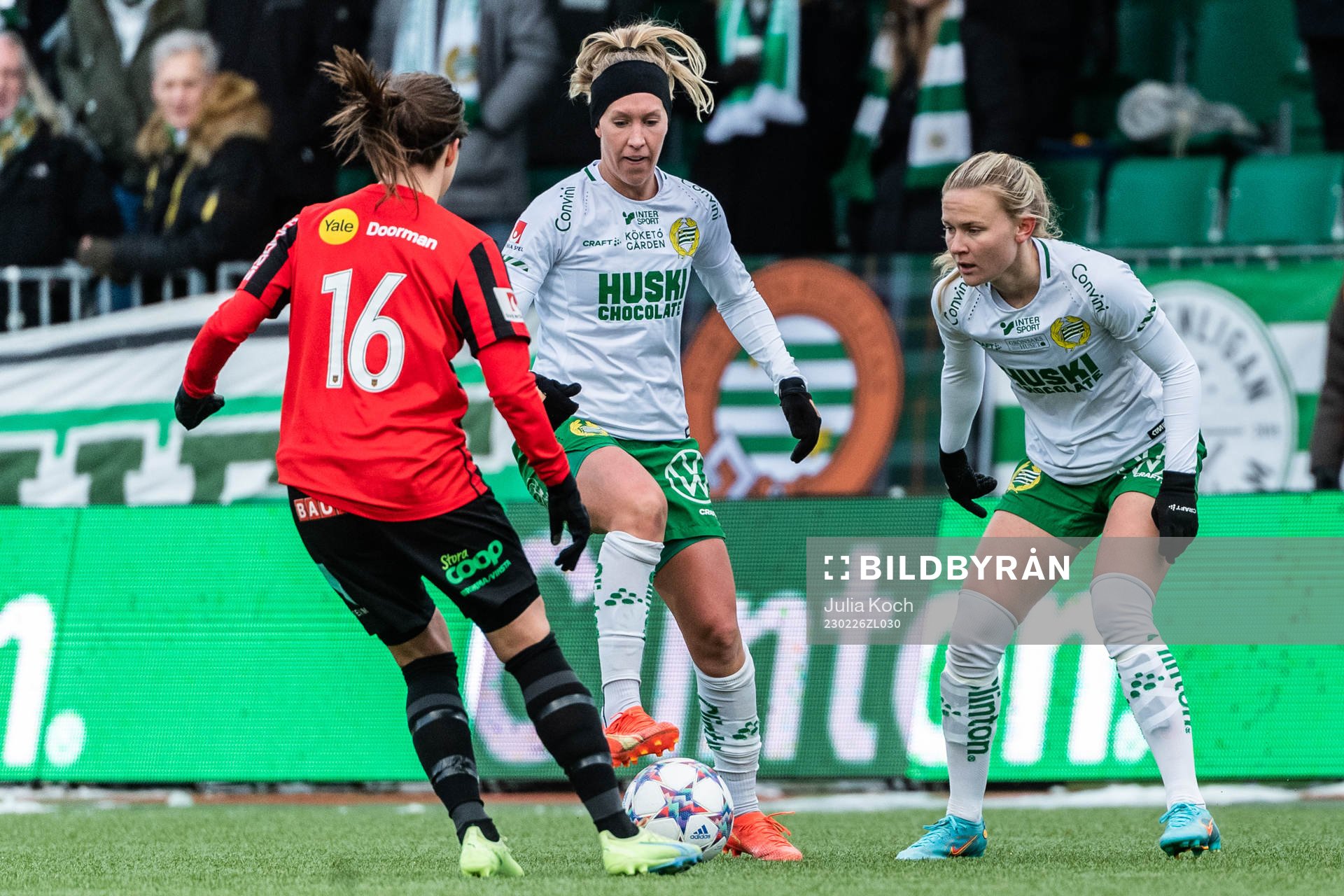 Brommapojkarnas Fanny Hjelm Rönnlund, Hammarbys Julia Roddar och Matilda Vinberg under fotbollsmatchen i Svenska Cupen mellan Hammarby och Brommapojkarna den 26 februari 2023 i Stockholm.