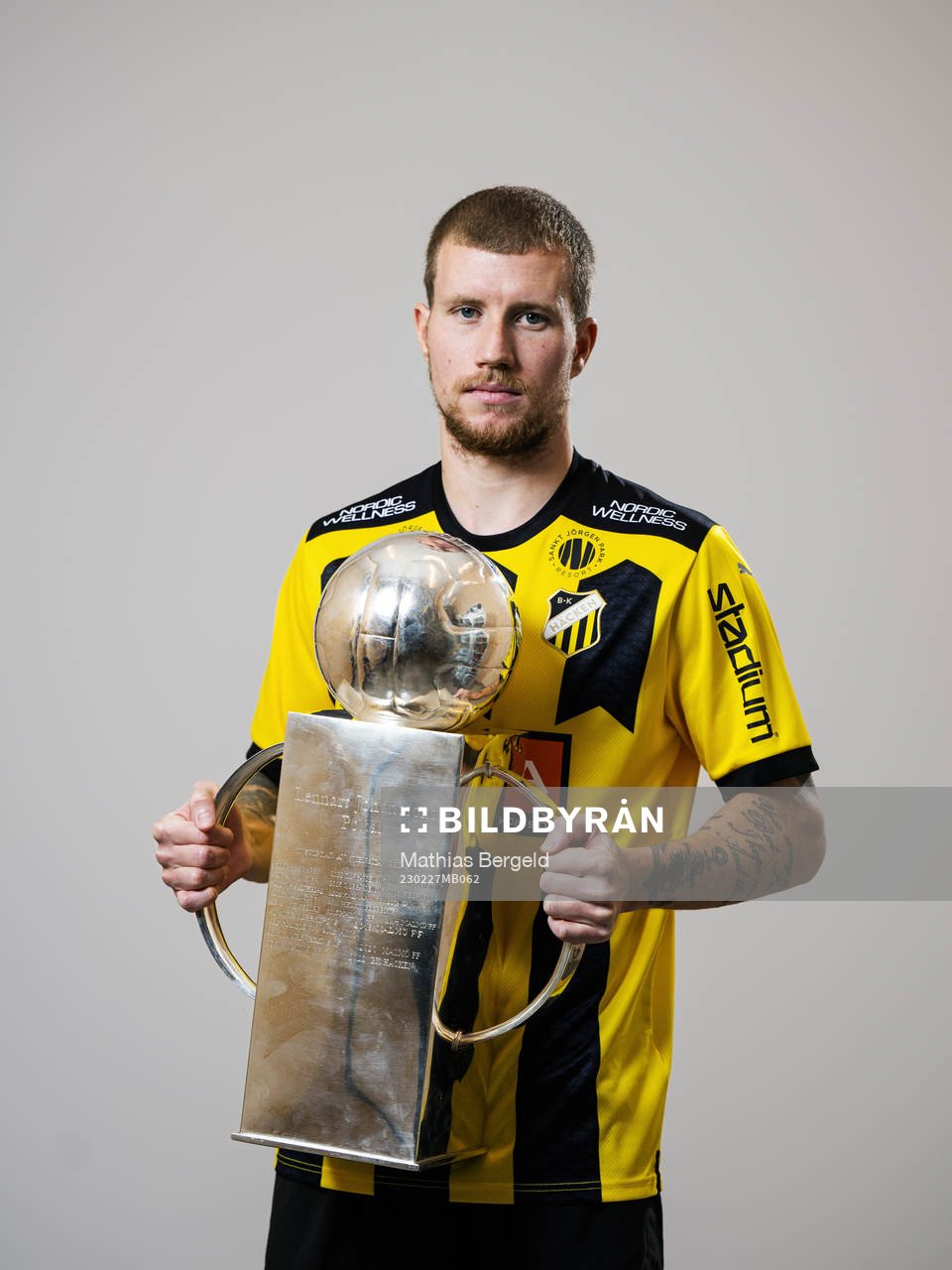 Simon Gustafson med Lennart Johanssons pokal