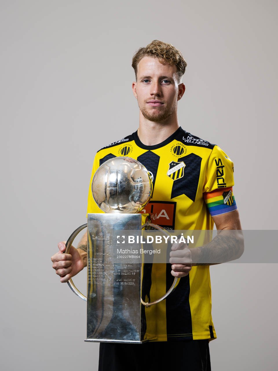 Samuel Gustafson med Lennart Johanssons pokal