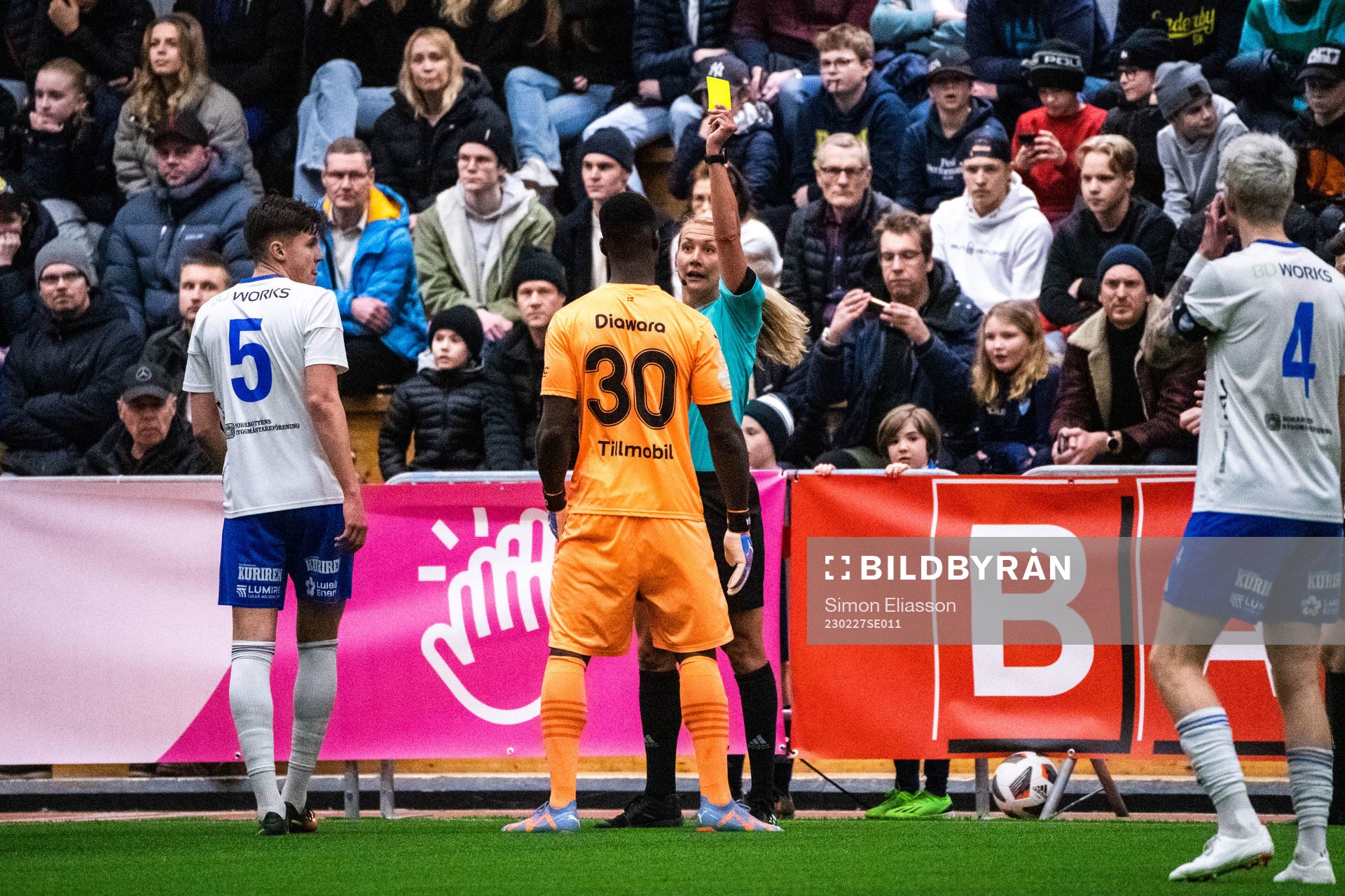 Malmö FFs målvakt Ismael Diawara tilldelas gult kort av