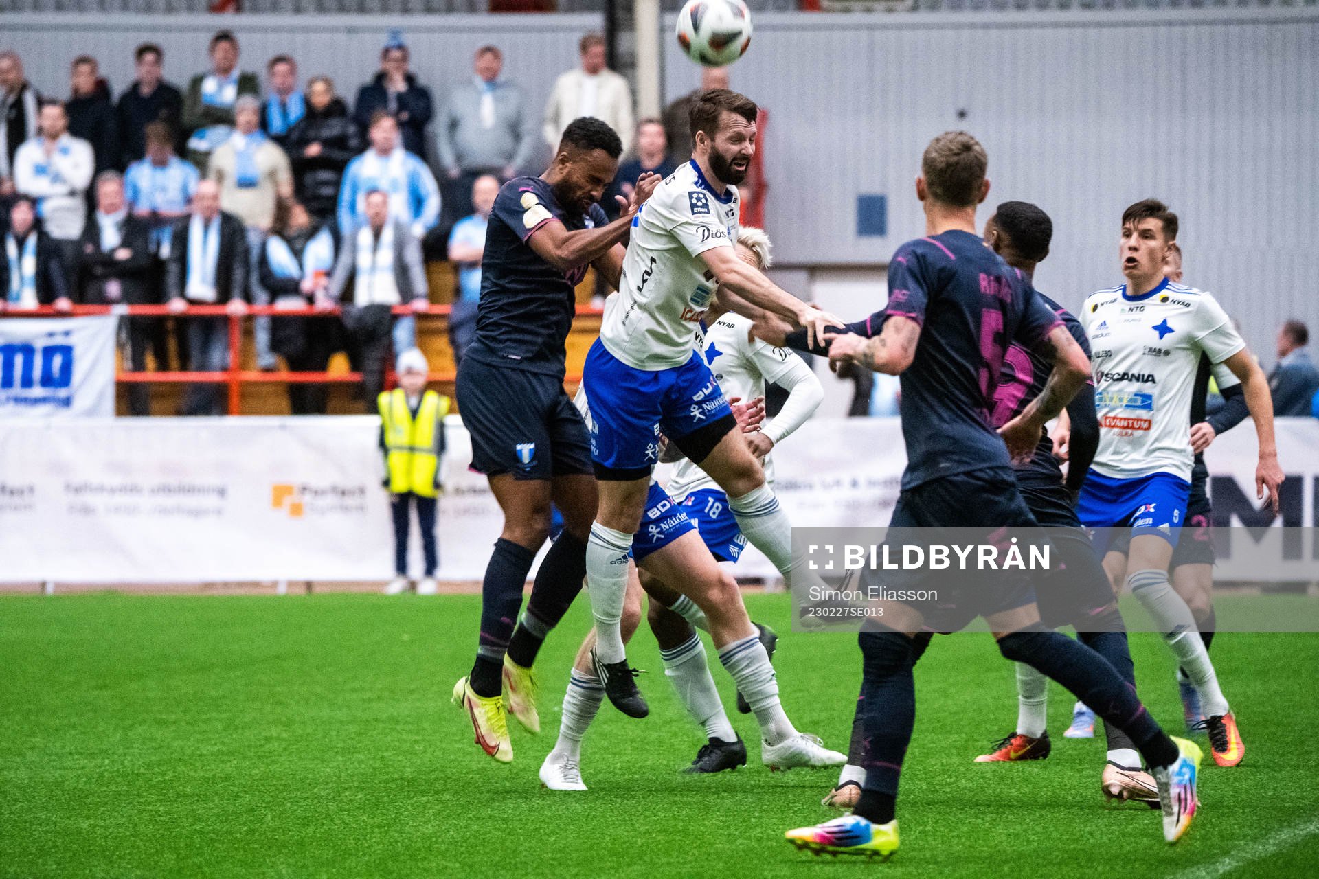 Malmö FFs Isaac Kiese Thelin och IFK Luleås Martin Oscarsson under fotbollsmatchen i Svenska Cupen mellan IFK Luleå och Malmö FF den 27 februari 2023 i Luleå.