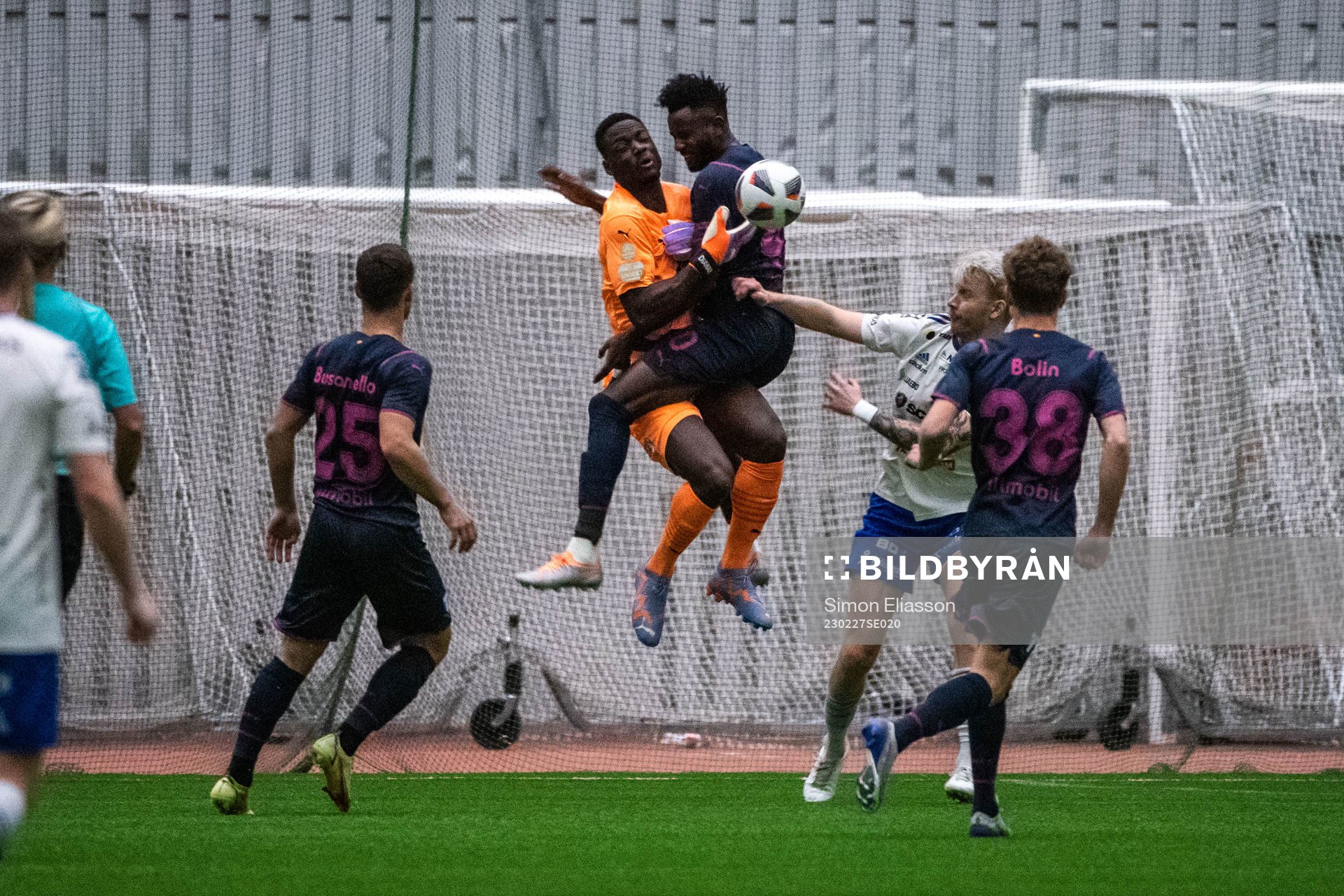 Malmö FFs målvakt Ismael Diawara i krock med Emmanuel