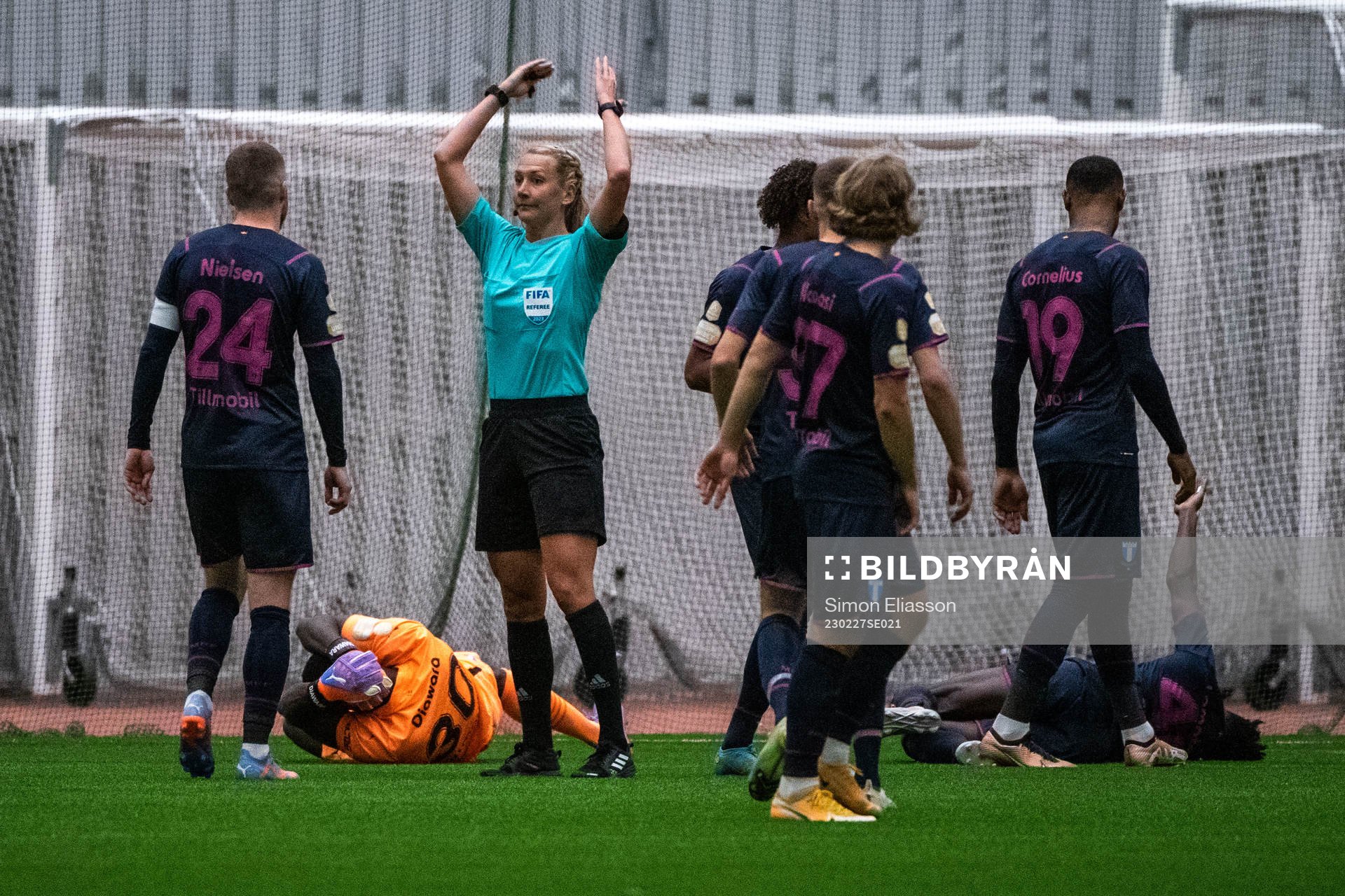 Malmö FFs målvakt Ismael Diawara och Emmanuel Lomotey har ont under fotbollsmatchen i Svenska Cupen mellan IFK Luleå och Malmö FF den 27 februari 2023 i Luleå.