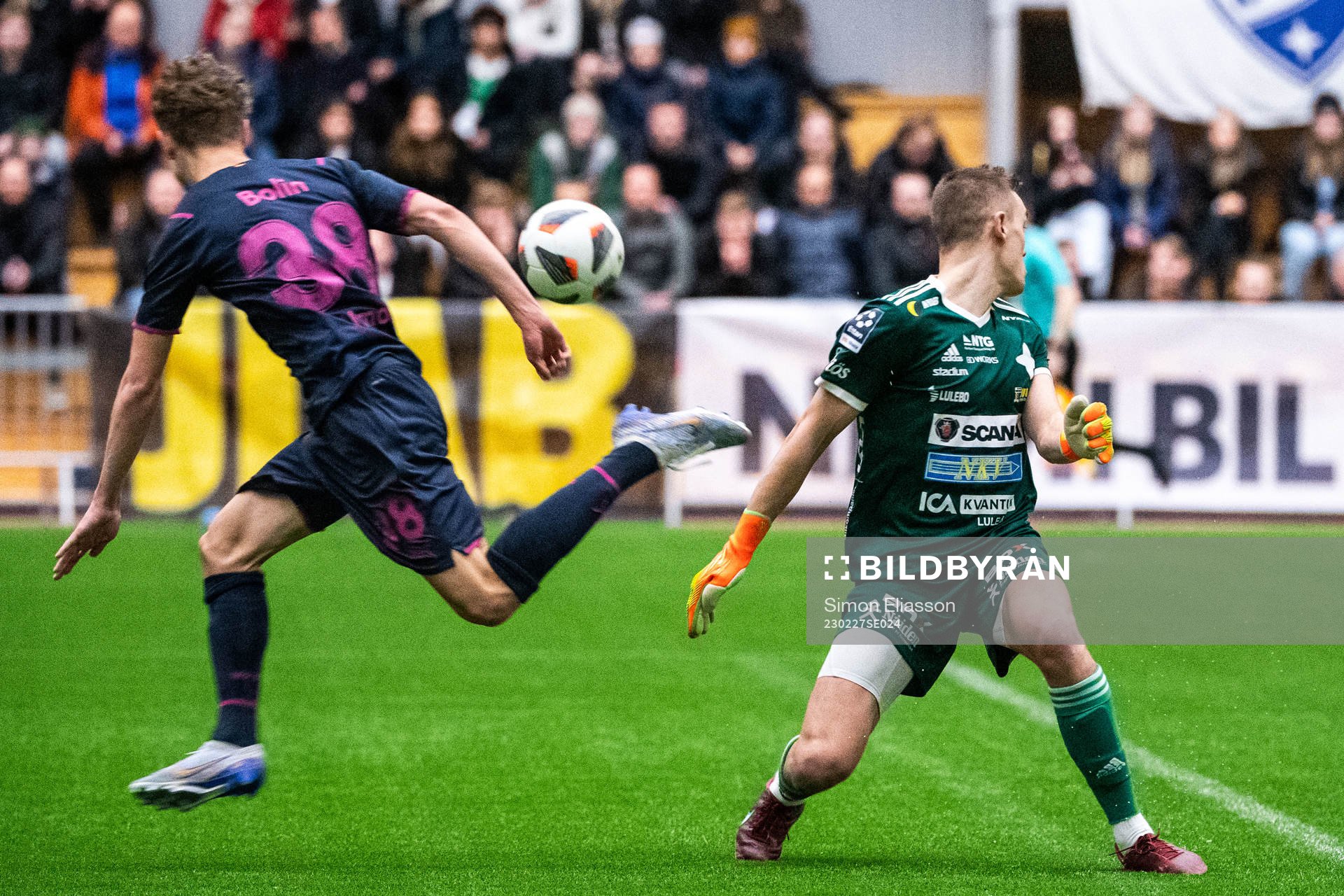 Malmö FFs Hugo Bolin och IFK Luleås målvakt Rasmus