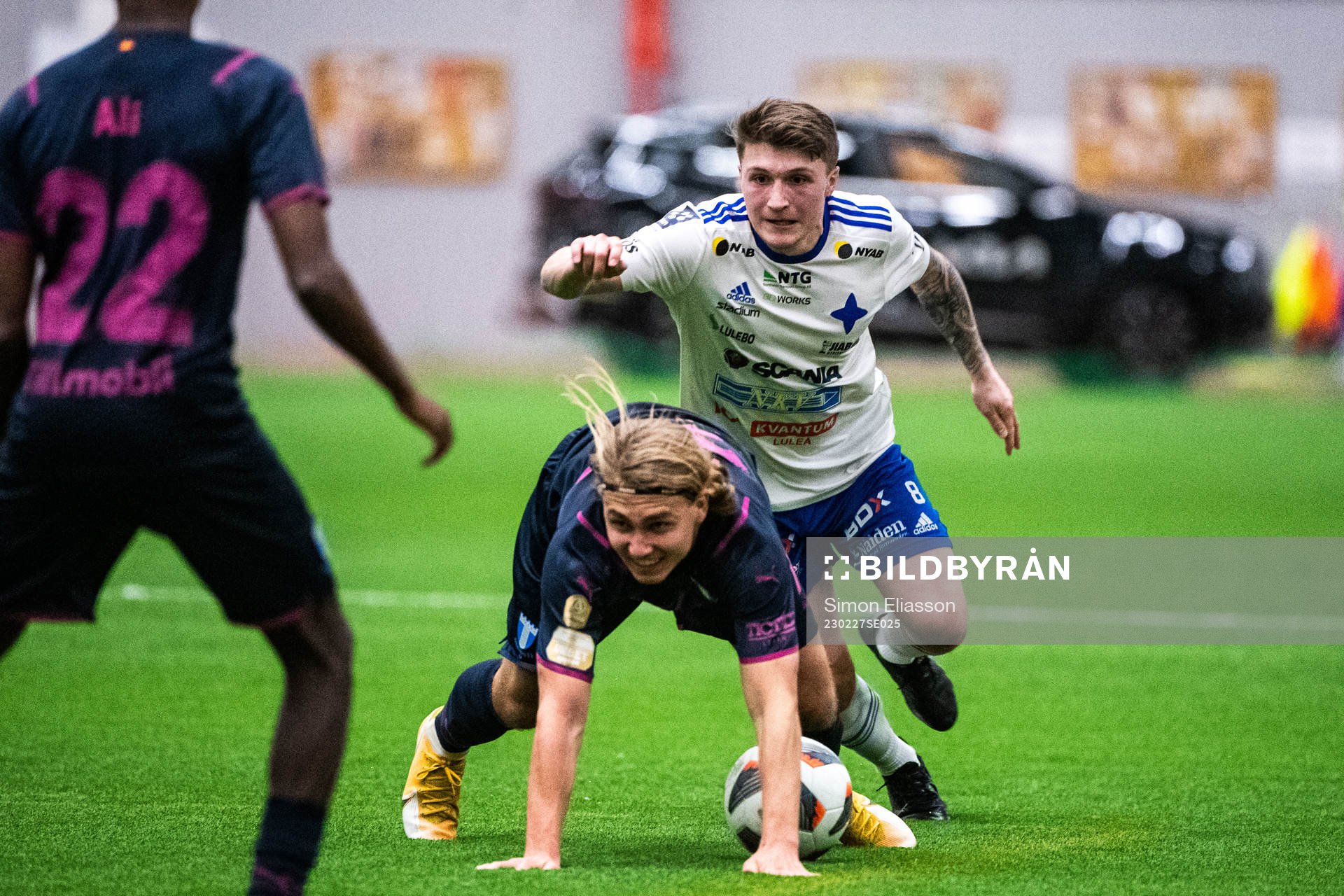 Malmö FFs Sebastian Nanasi och IFK Luleås Joshua Richards