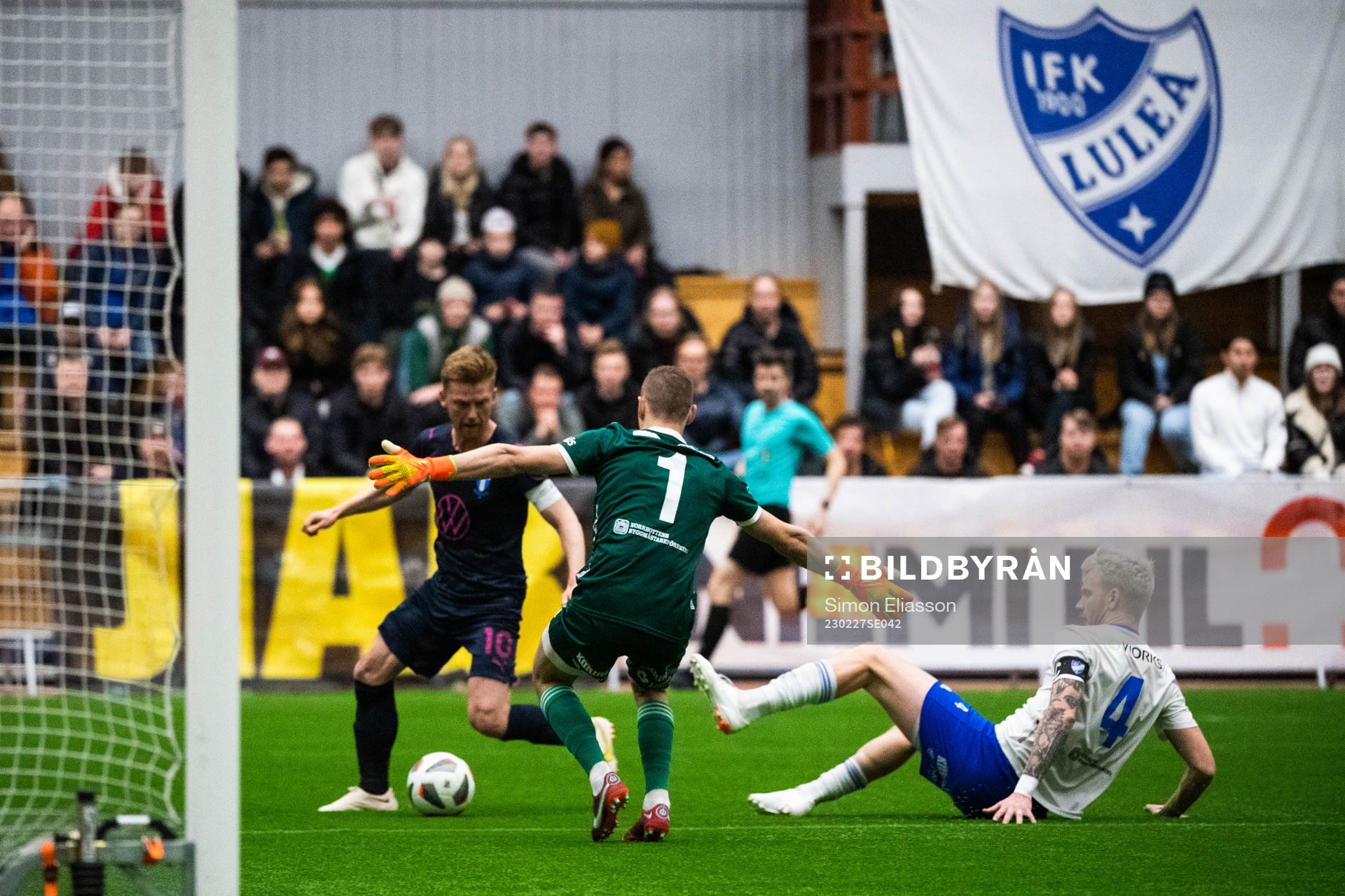 Malmö FFs Anders Christiansen, IFK Luleås målvakt Rasmus