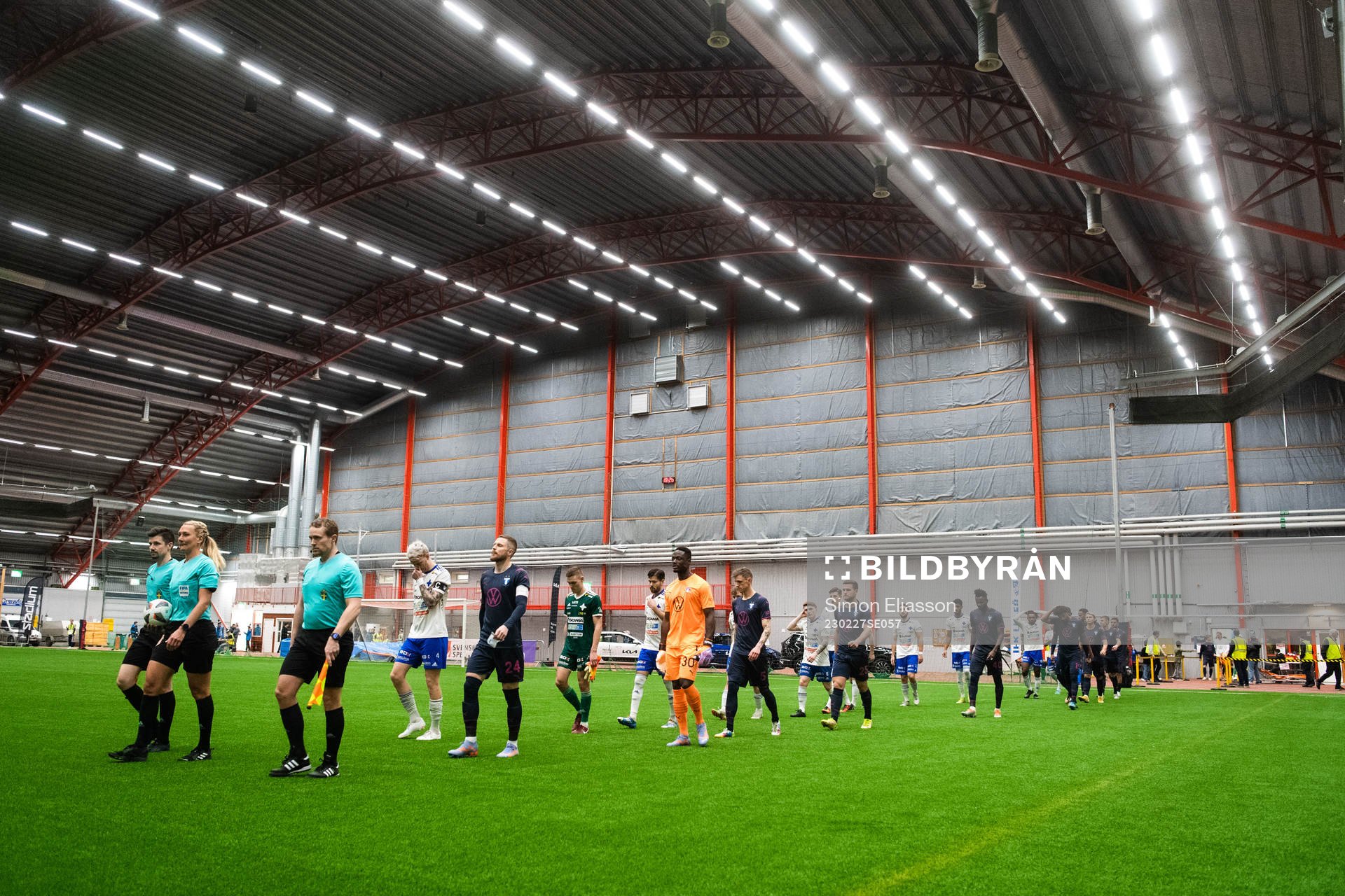Malmö FFs och IFK Luleås spelare går in på planen