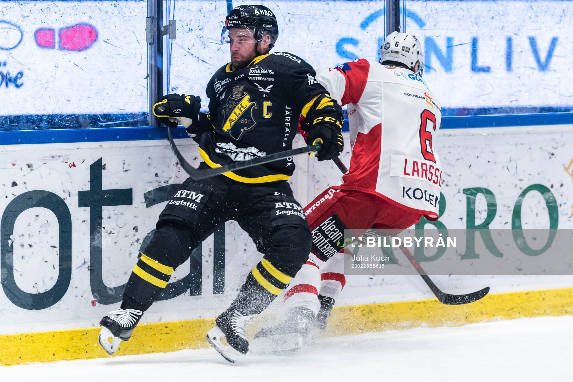 AIKs Christian Sandberg och Västerviks Viktor Larsson