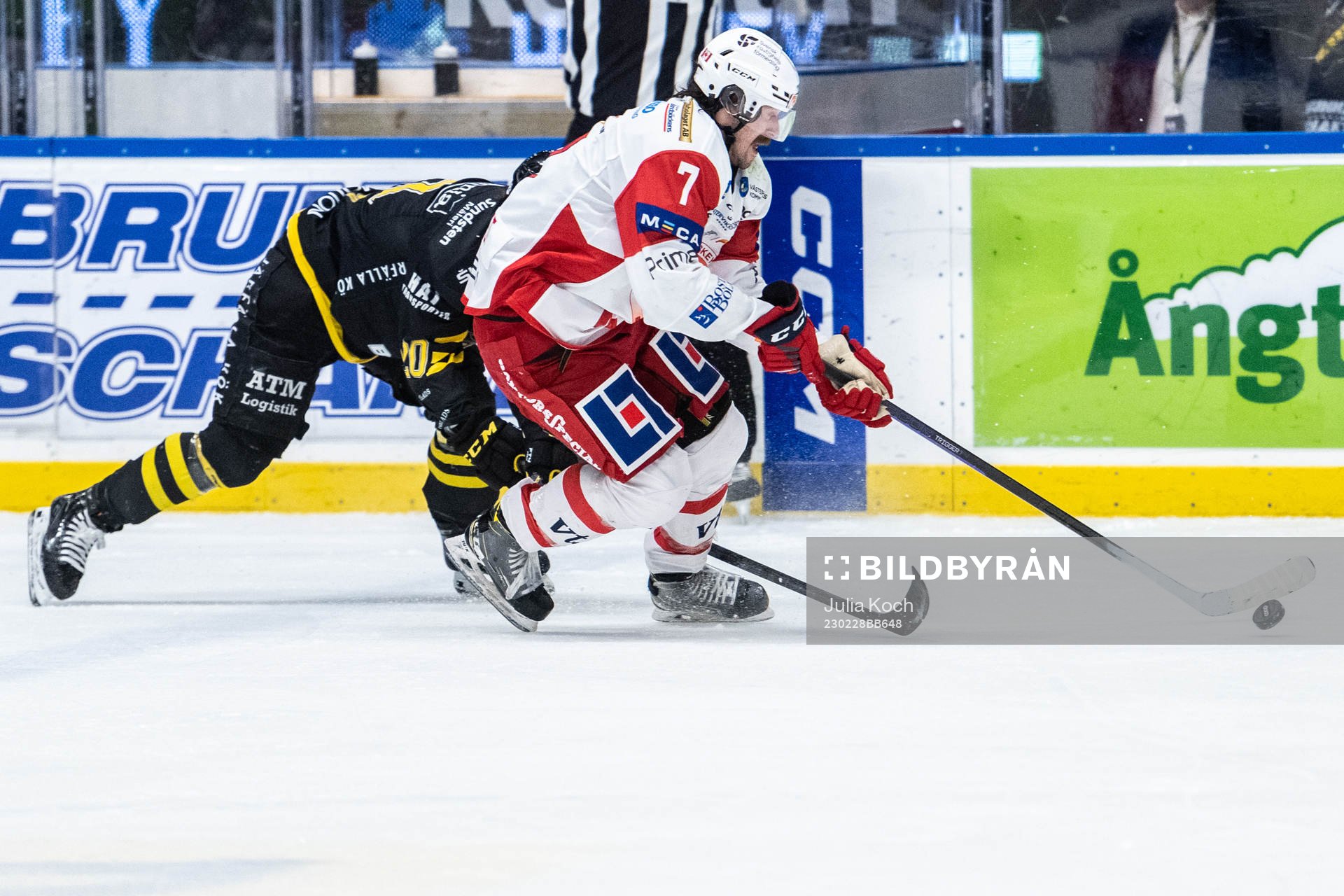 AIKs Erik Flood och Västerviks Joshua Winquist