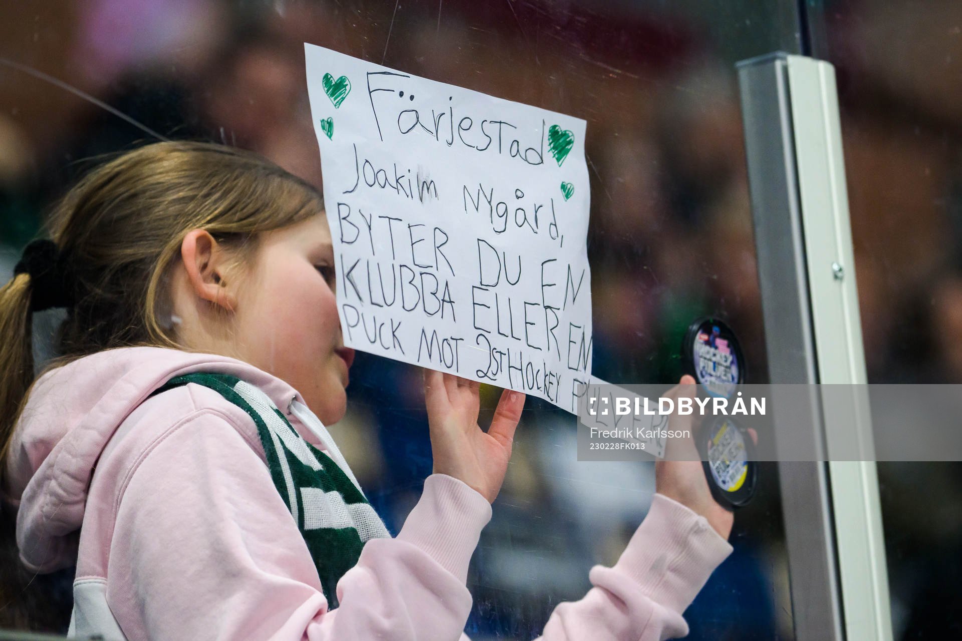 En Färjestads supporter vill byta en puck mot hockeypulver