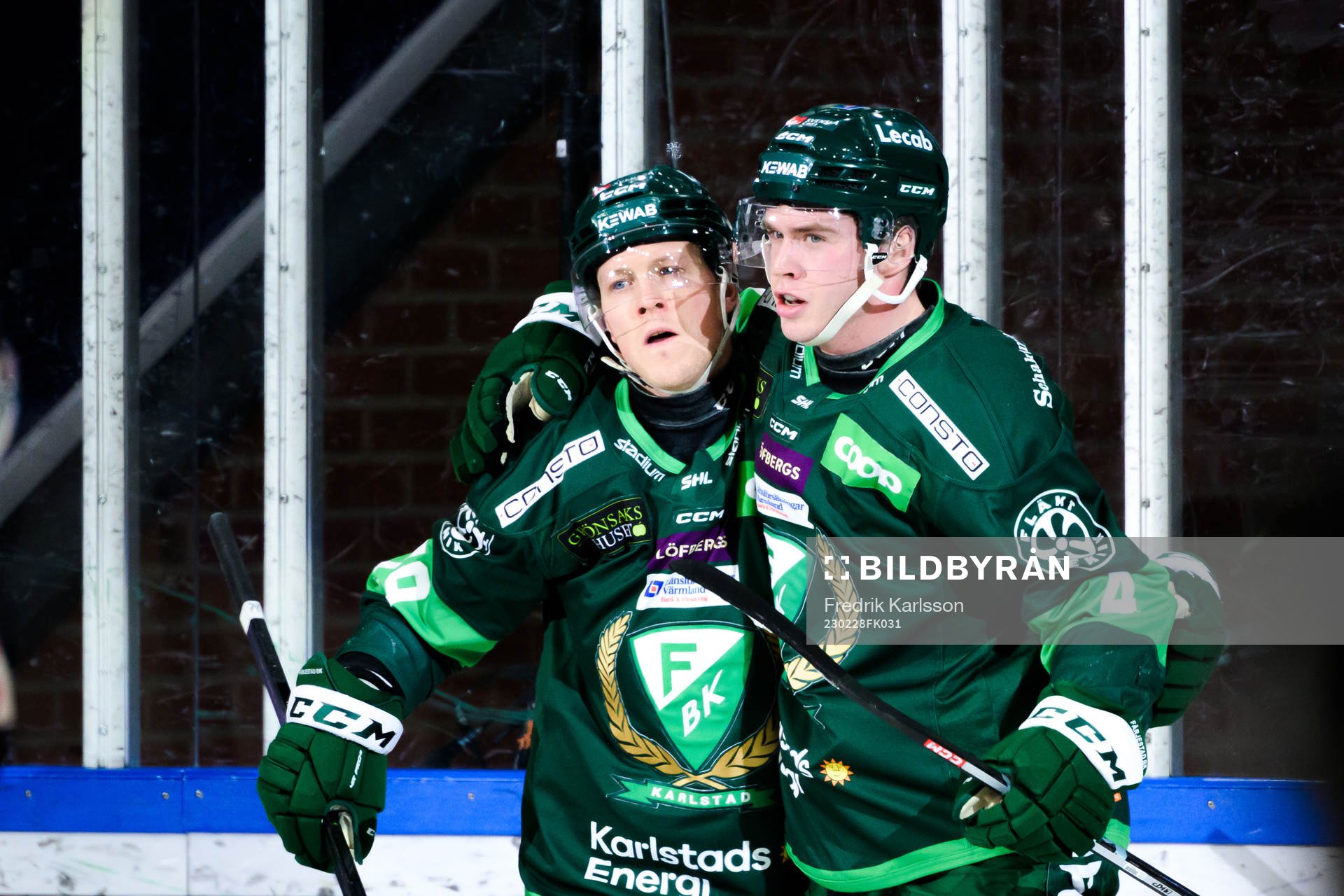Färjestads Patrik Lundh och Oscar Lawner jublar