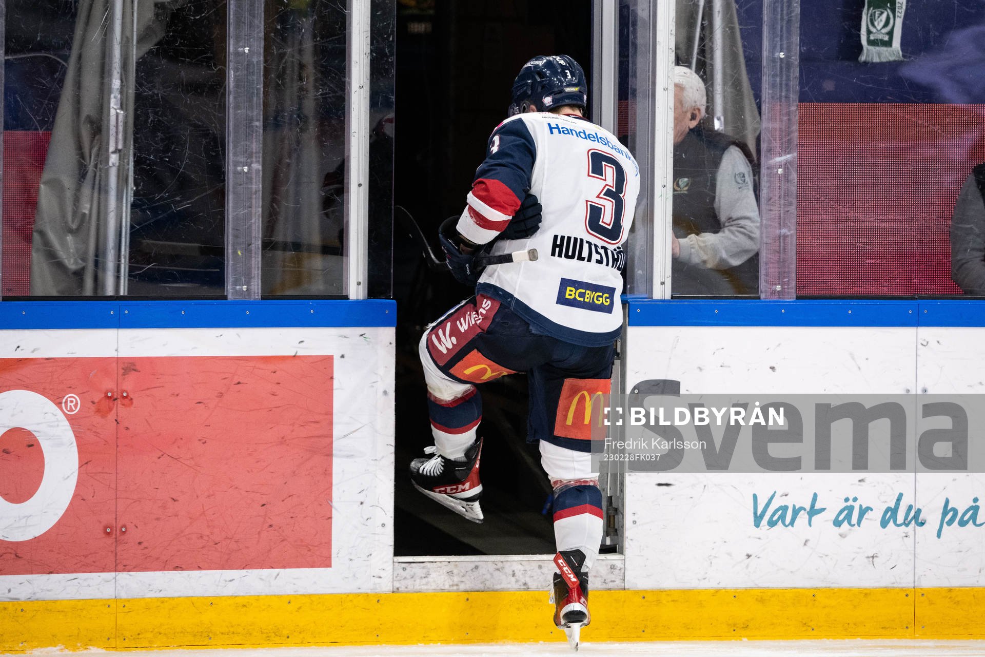 Linköpings Linus Hultström har ont och lämnar isen