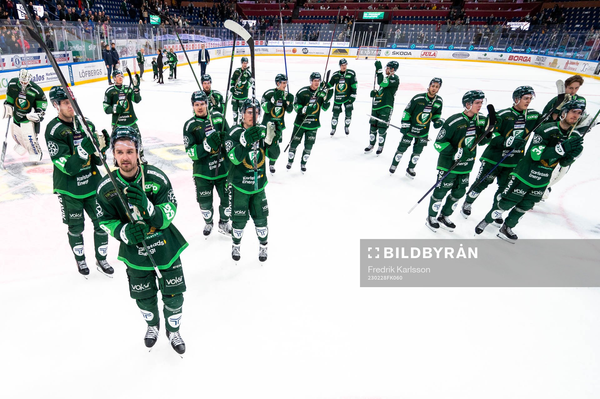 Färjestads Linus Johansson jublar med lagkamrater