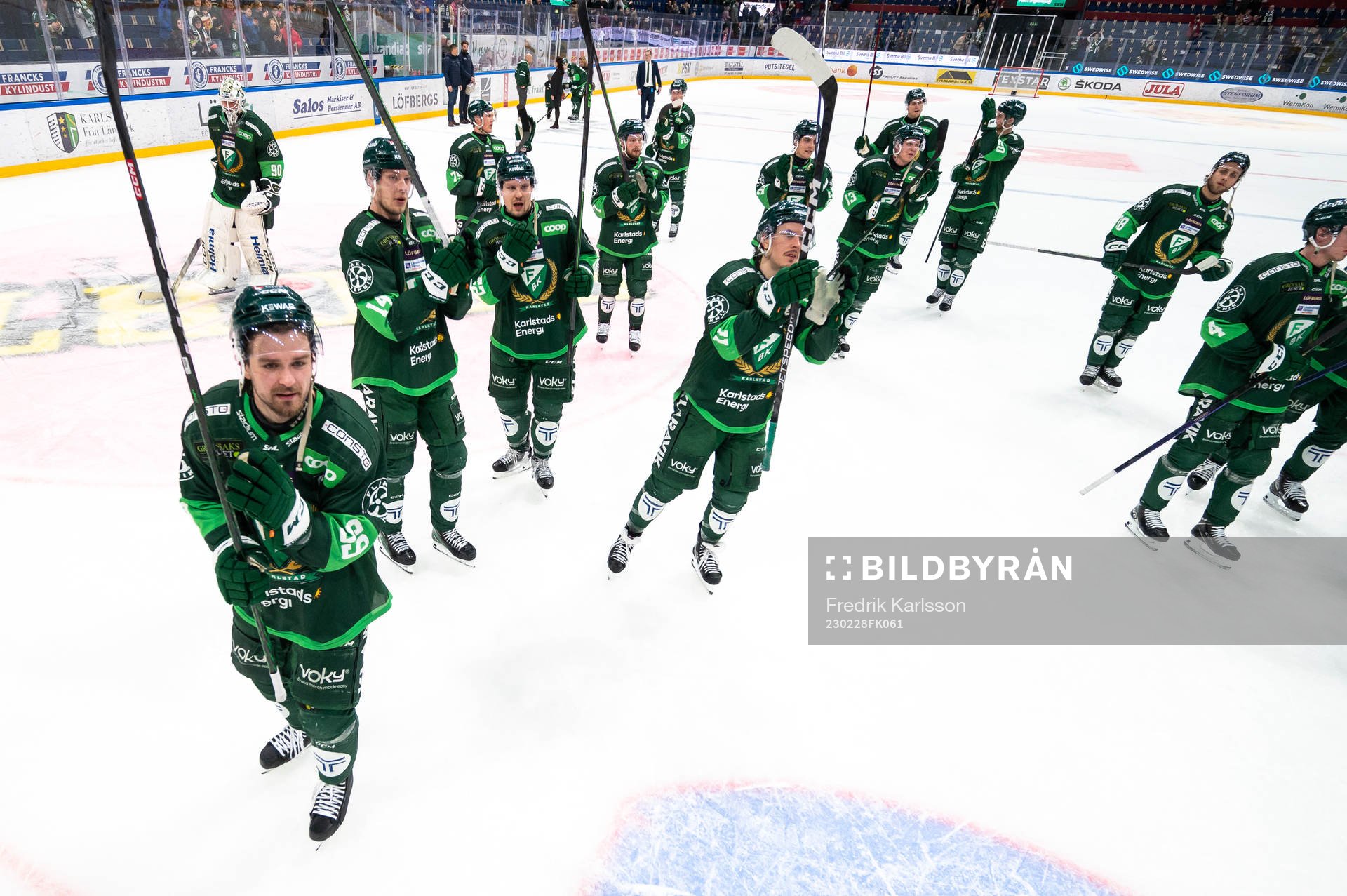 Färjestads Linus Johansson jublar med lagkamrater