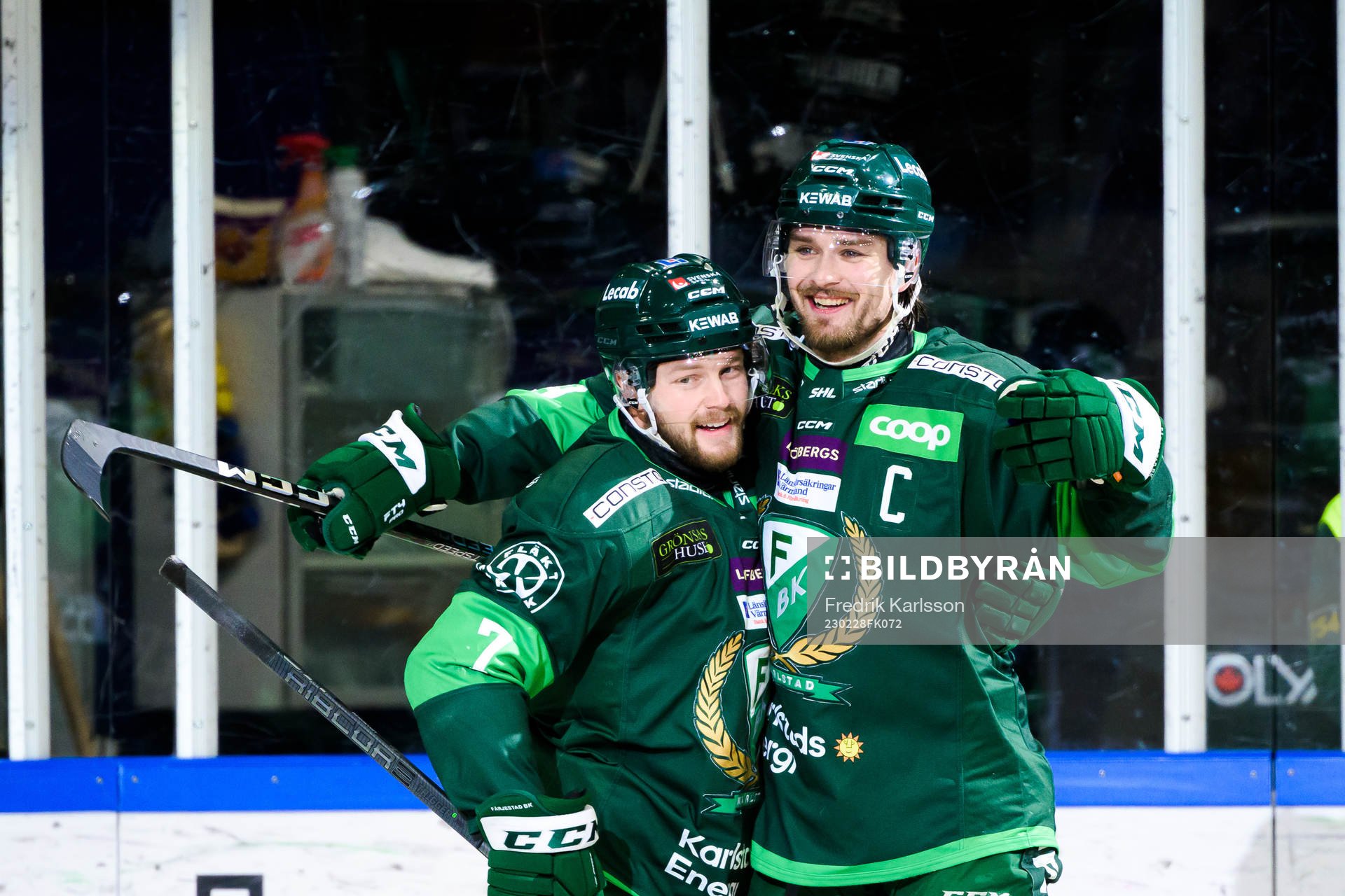 Färjestads Axel Bergkvist och Linus Johansson jublar