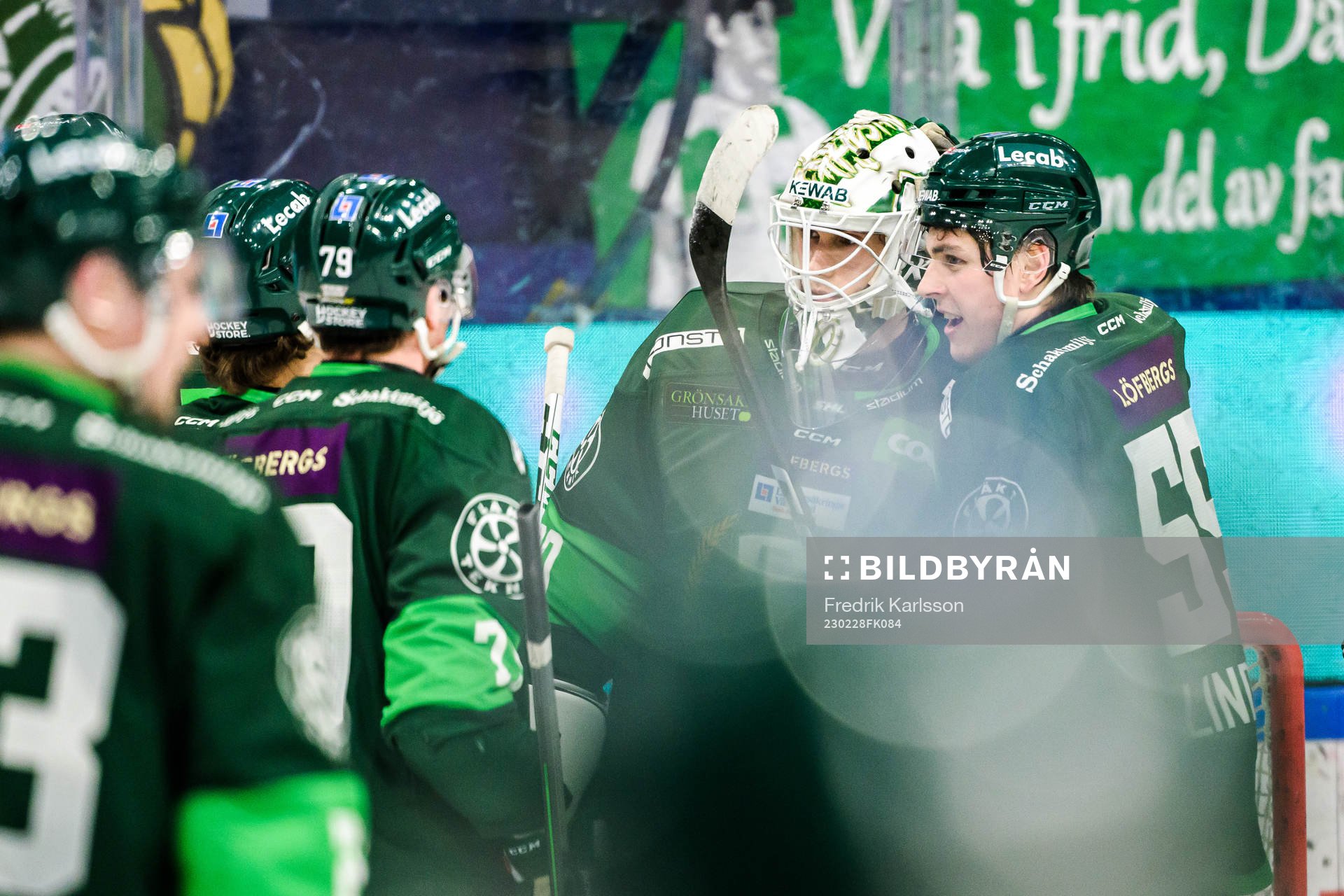 Färjestads målvakt Matthew Tomkins och Max Lindroth jublar