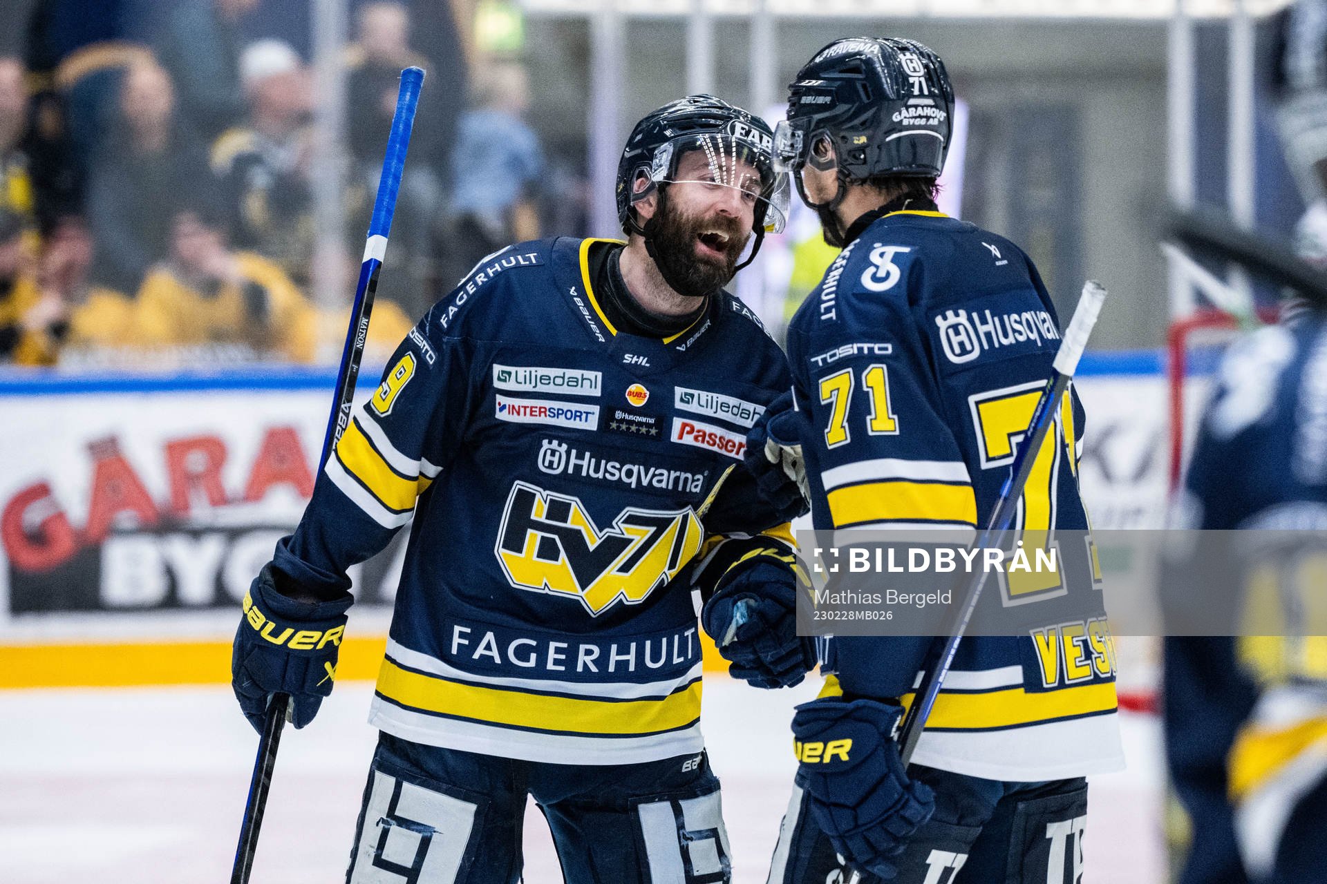 HV71s Taylor Matson med Tyler Vesel