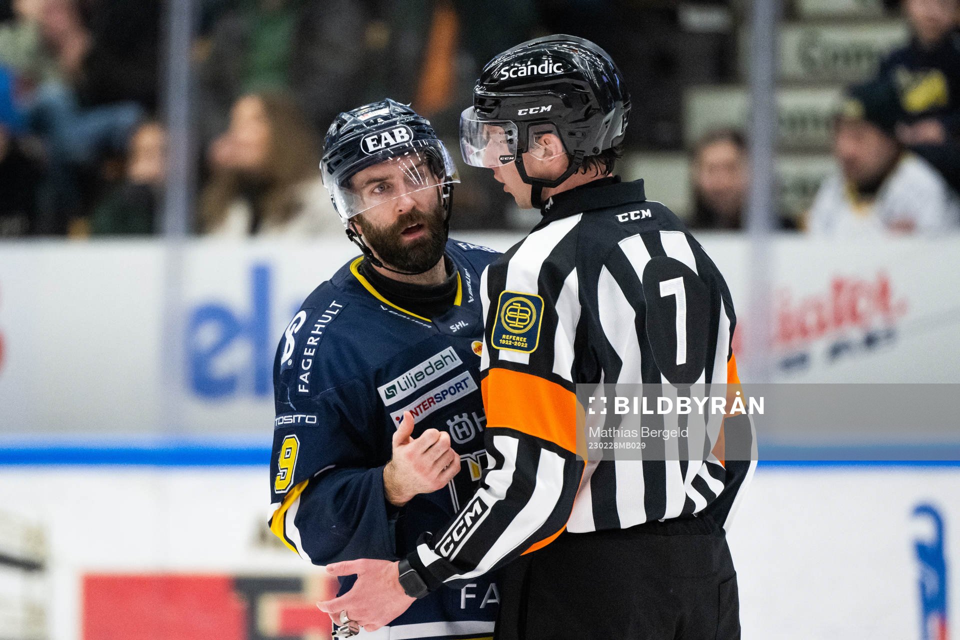 HV71s Taylor Matson diskuterar med domaren