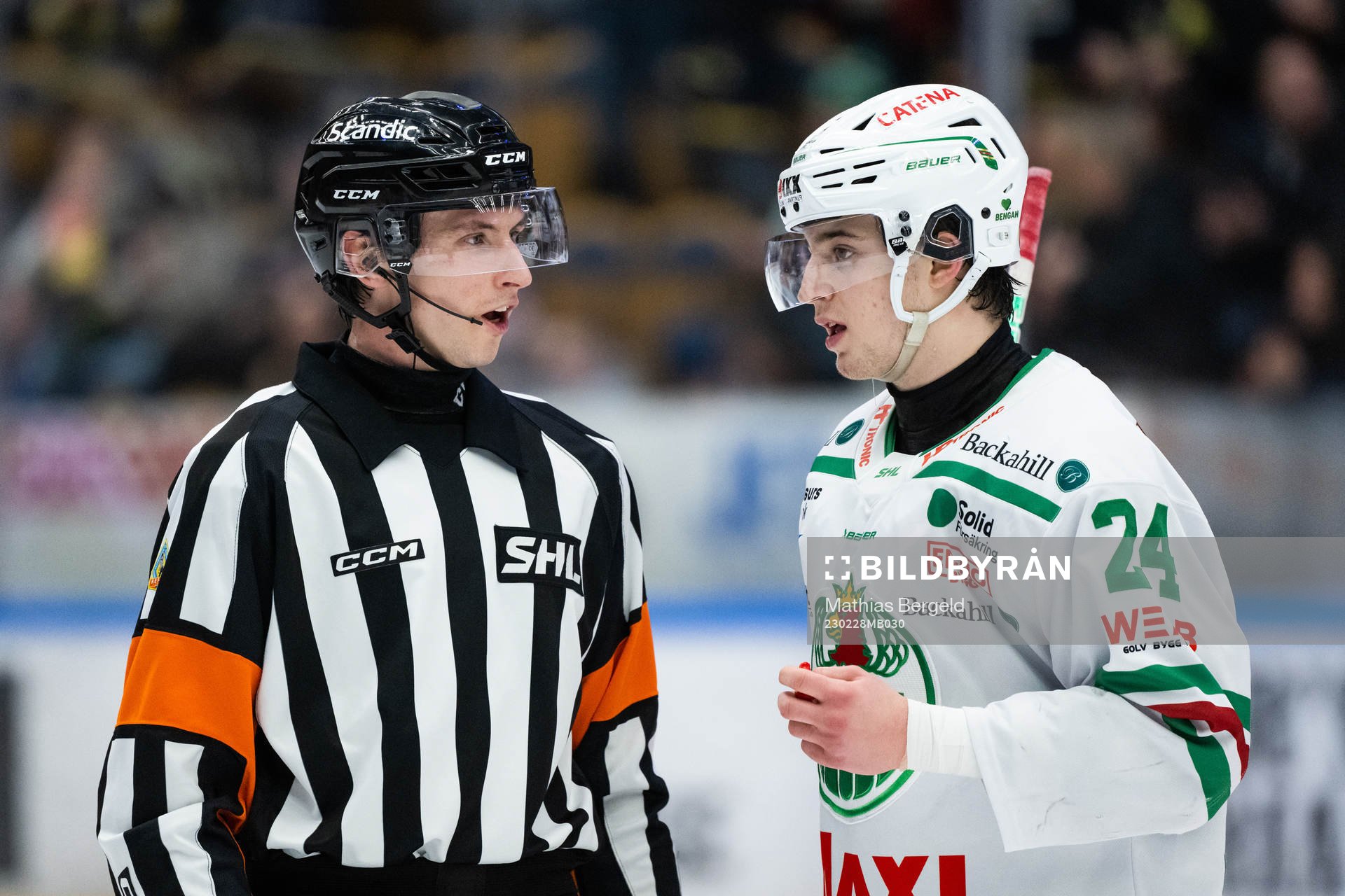 Rögles Marco Kasper diskuterar med domaren