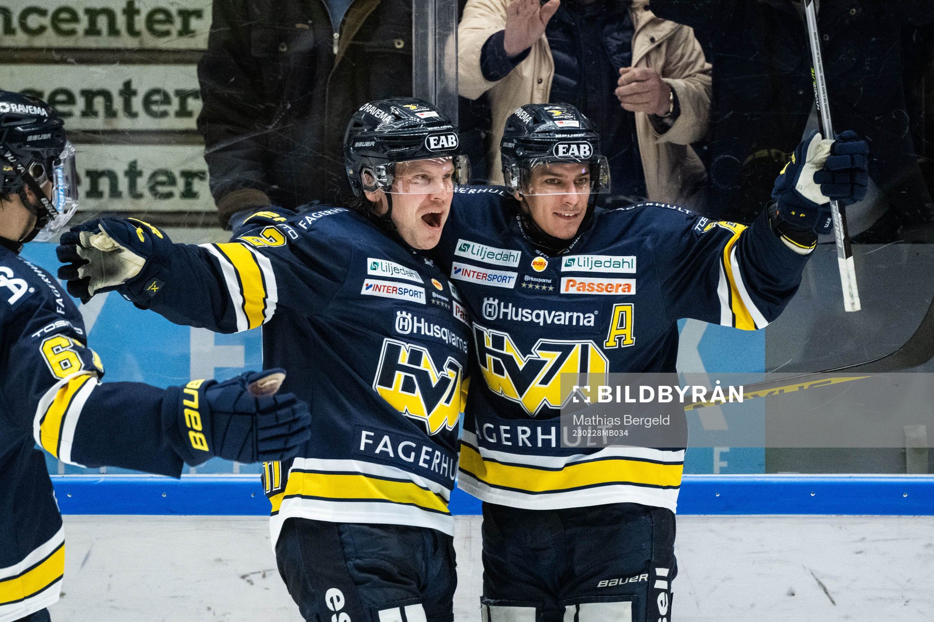 HV71s Kalle Maalahti jublar med lagkamrater