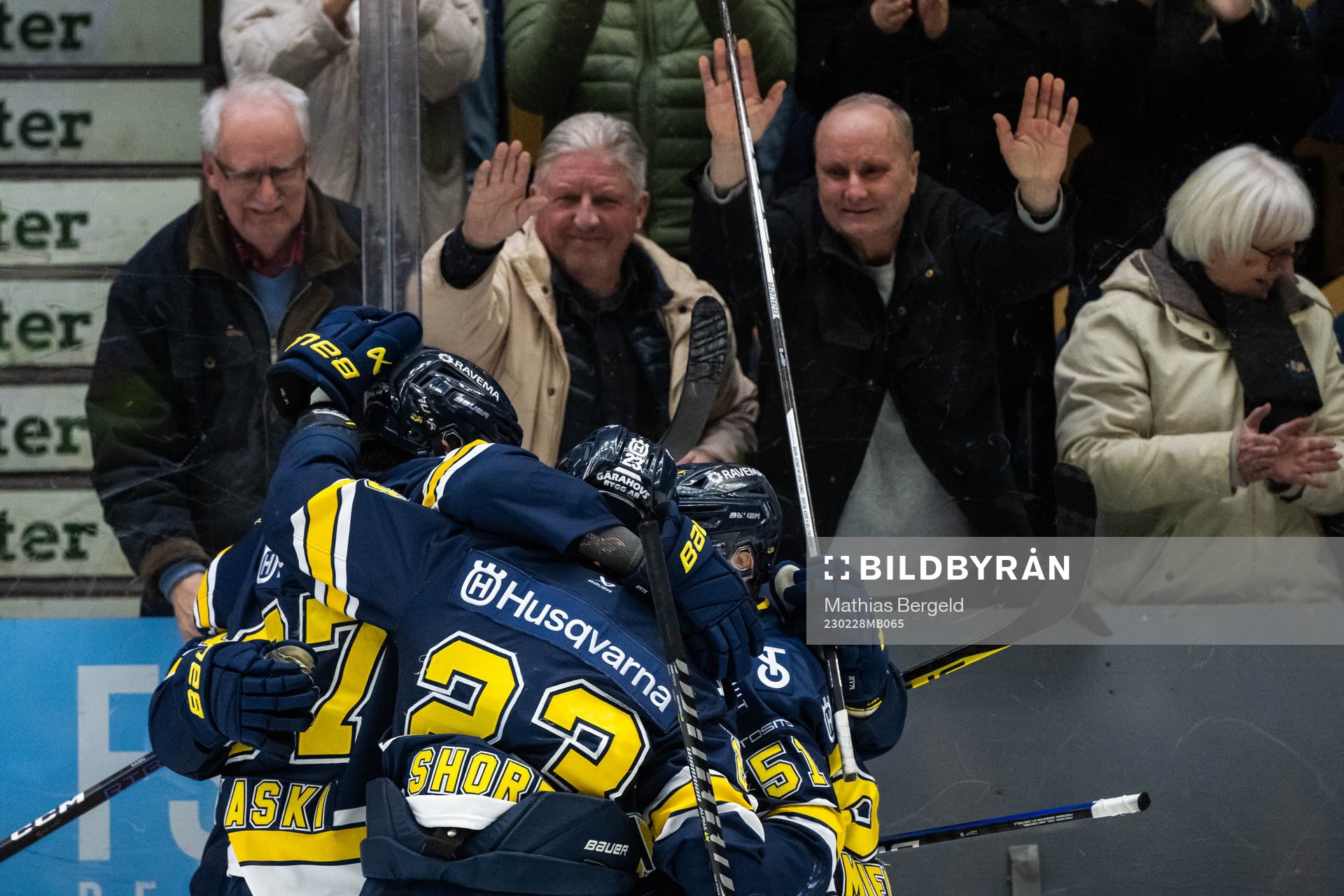 HV71s Kalle Maalahti jublar med lagkamrater
