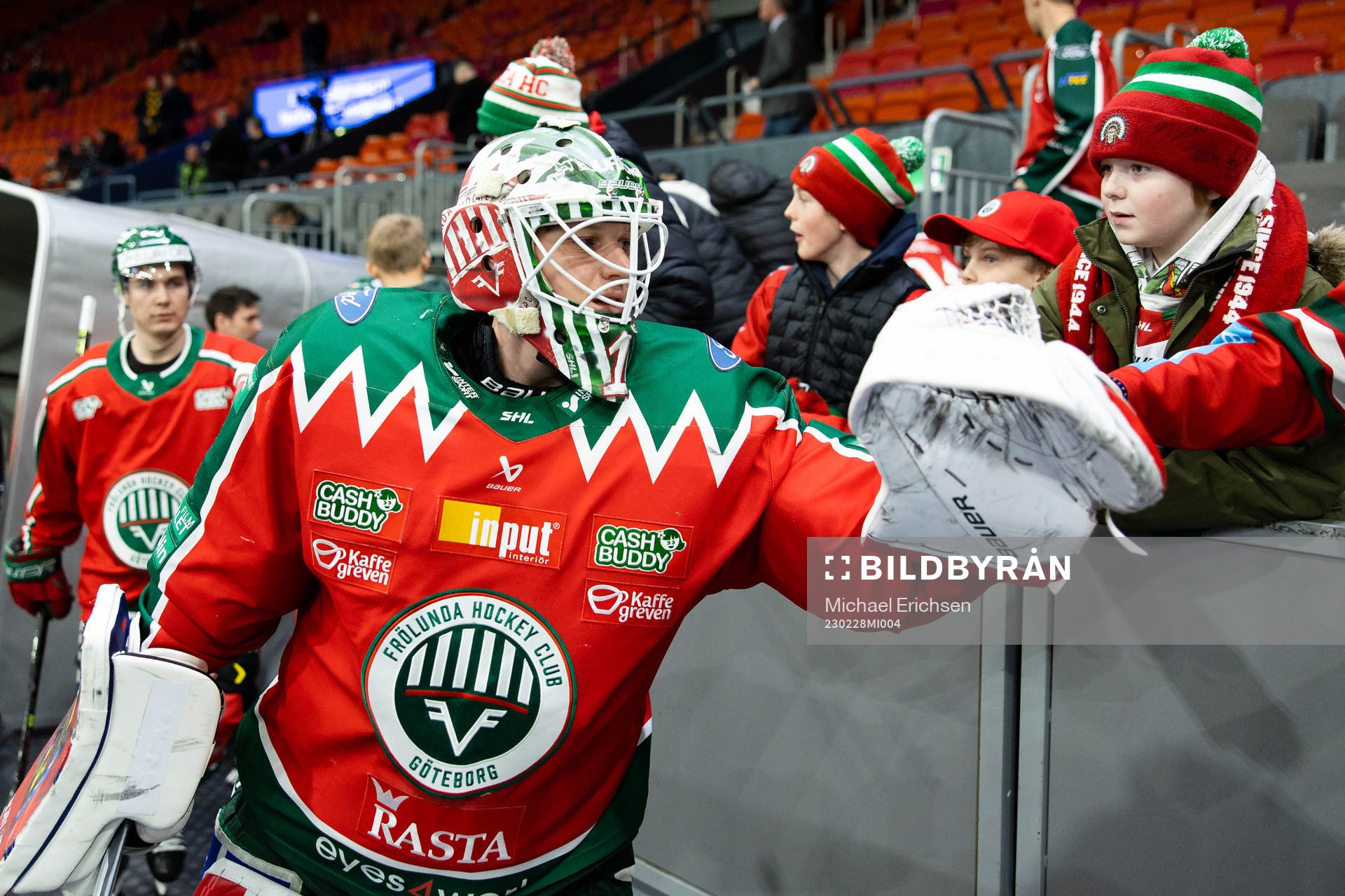 Frölundas målvakt Lars Johansson hälsar på supportrar