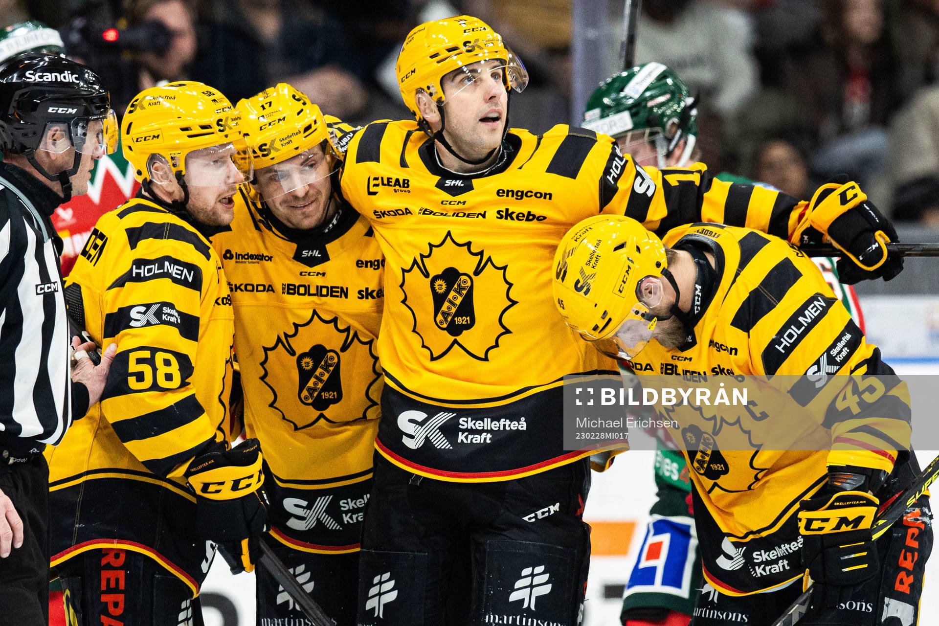 Skellefteås Pär Lindholm jublar med lagkamrater