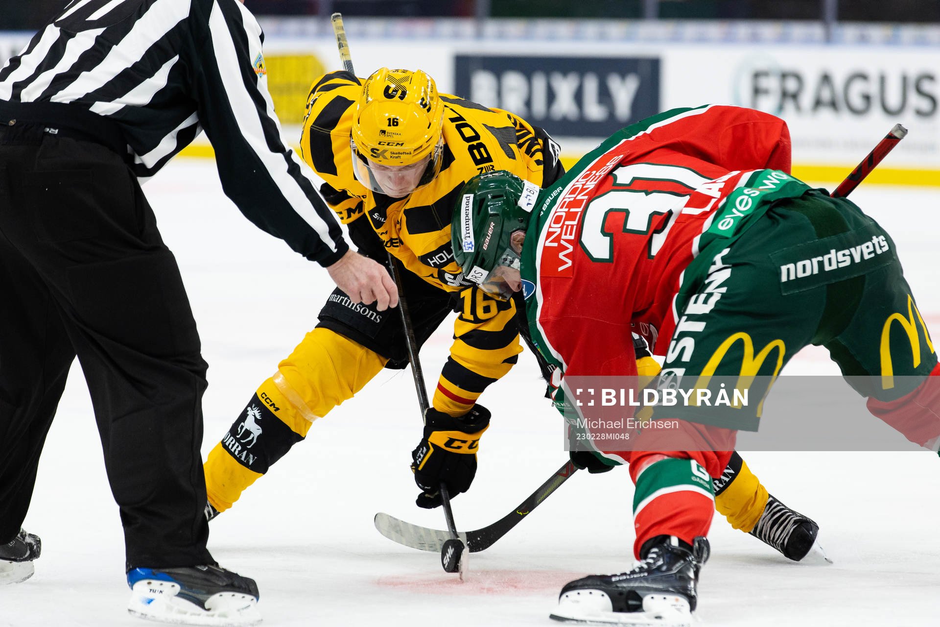 Skellefteås Linus Lindström tekar mot Frölundas Nicklas