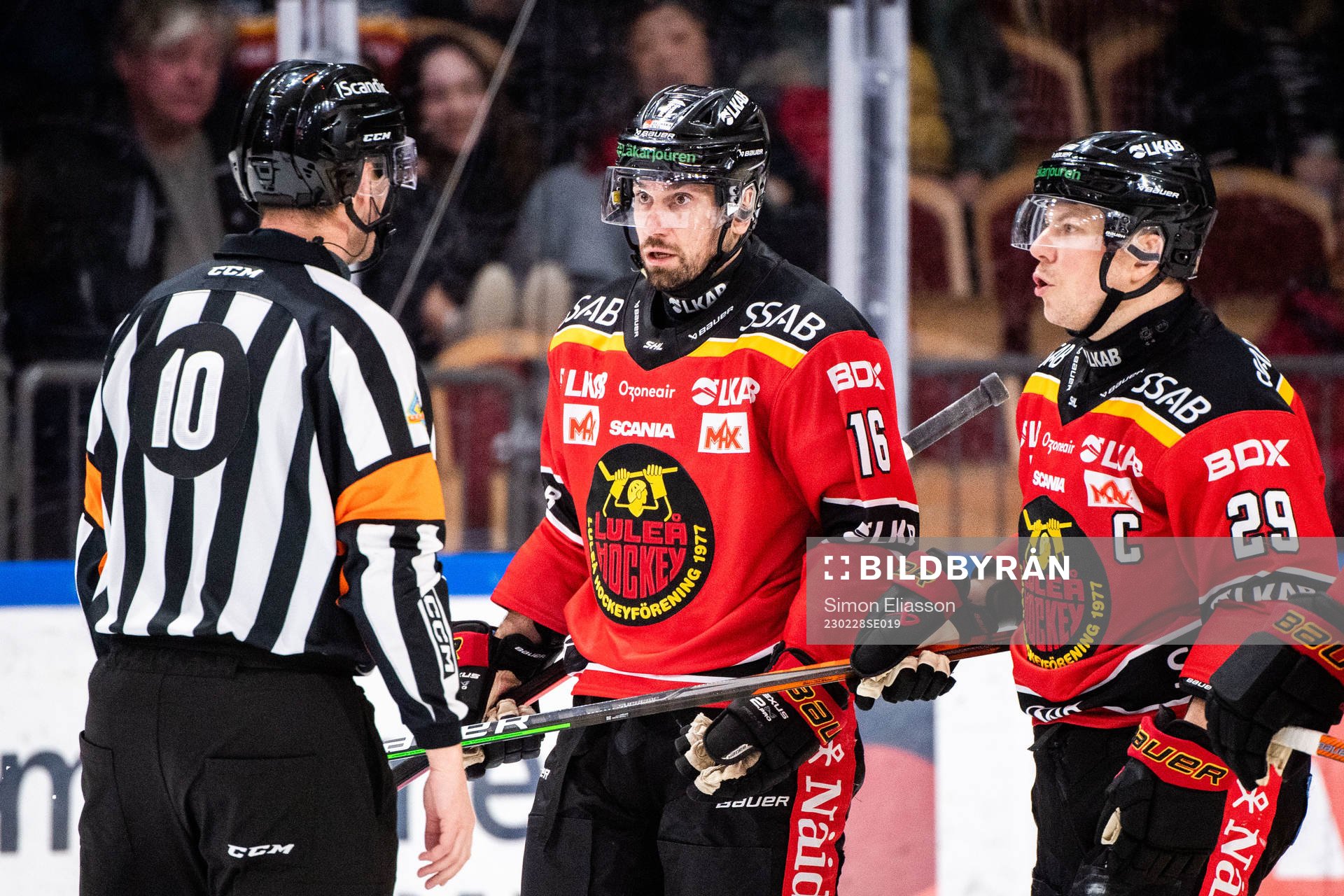 Luleås Niklas Olausson och Erik Gustafsson reagerar på