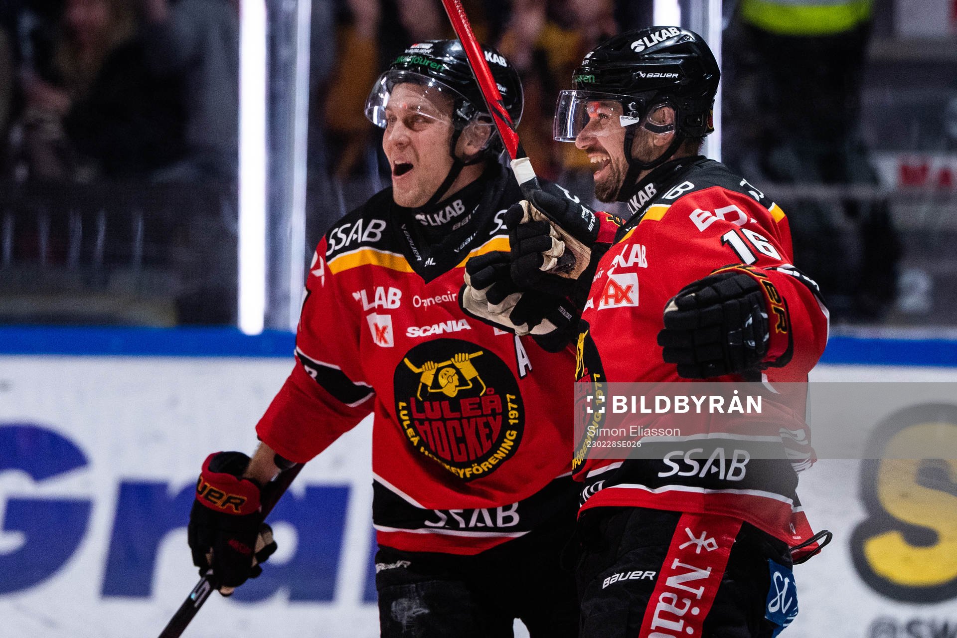 Luleås Juhani Tyrväinen och Niklas Olausson jublar