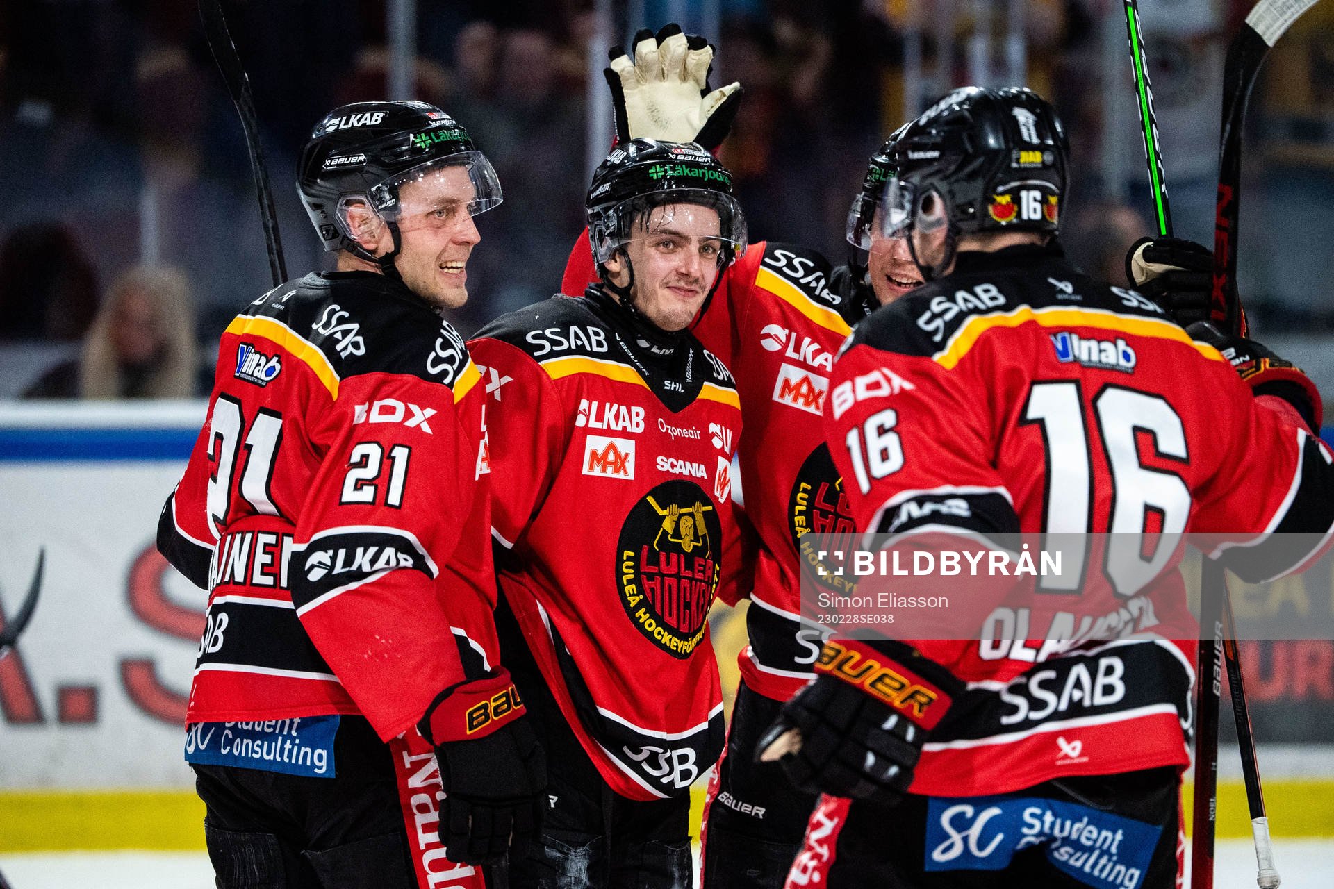 Luleås Isac Brännström jublar med lagkamrater