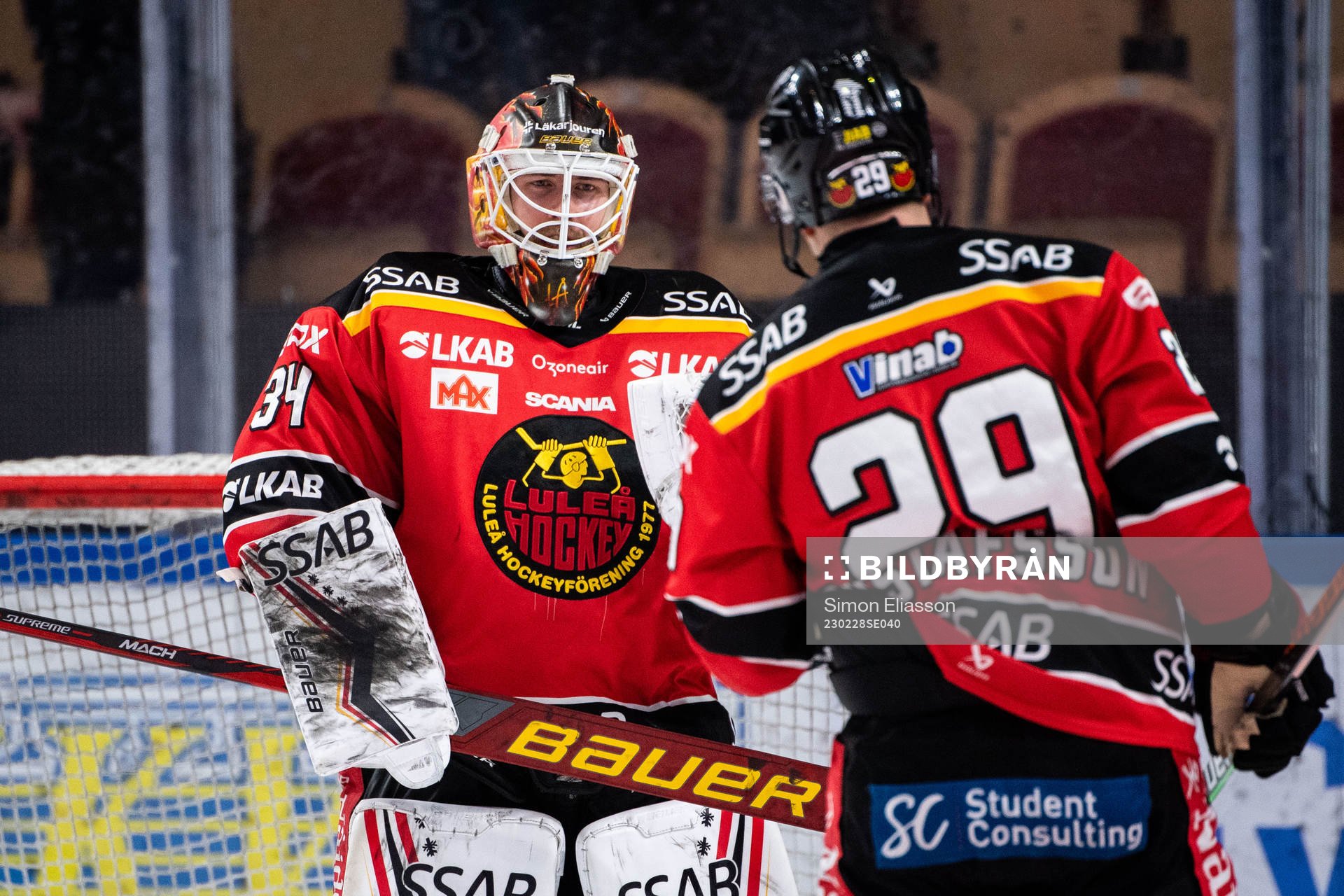 Luleås målvakt Joel Lassinantti jublar med Erik Gustafsson