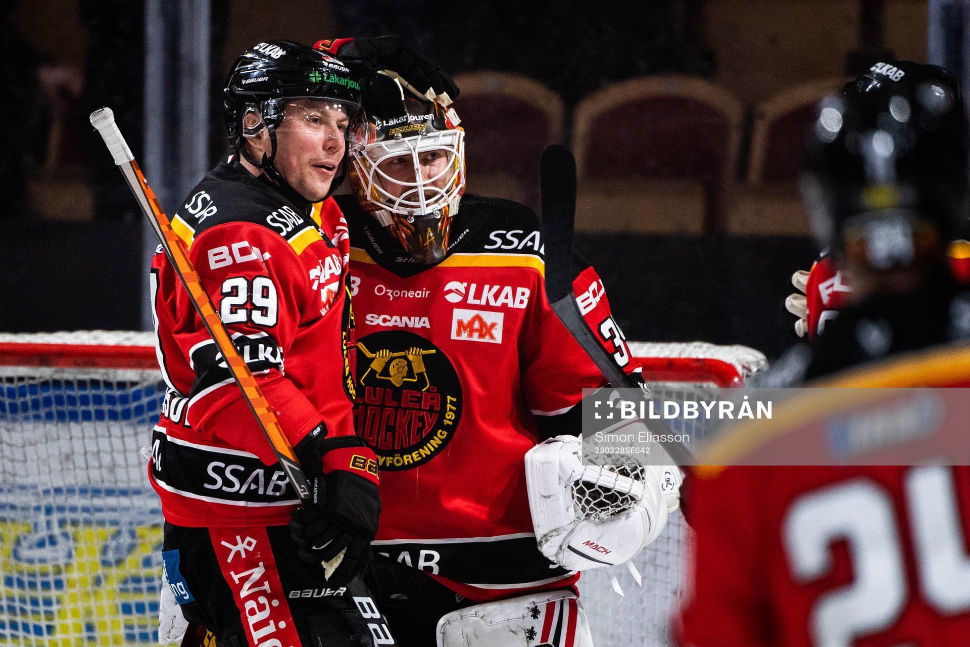 Luleås Erik Gustafsson och målvakt Joel Lassinantti jublar