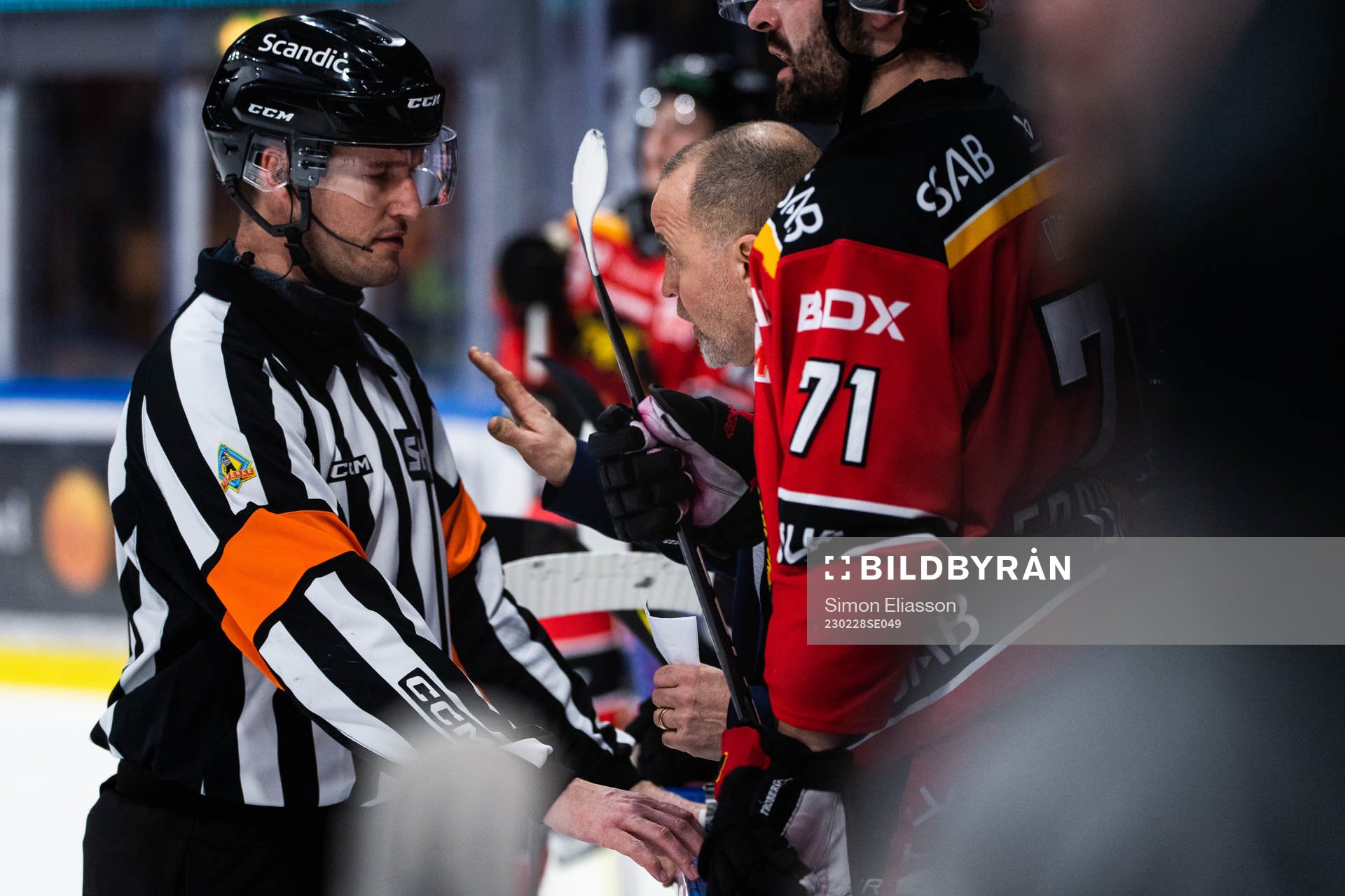 Domare Johan Nordlöf och Luleås tränare Thomas Berglund