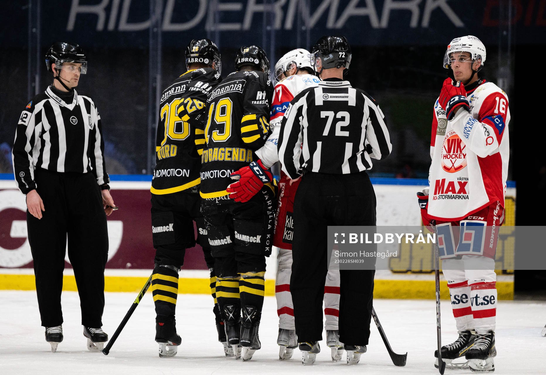 Västerviks Simon Suoranta i samtal med AIKs Daniel