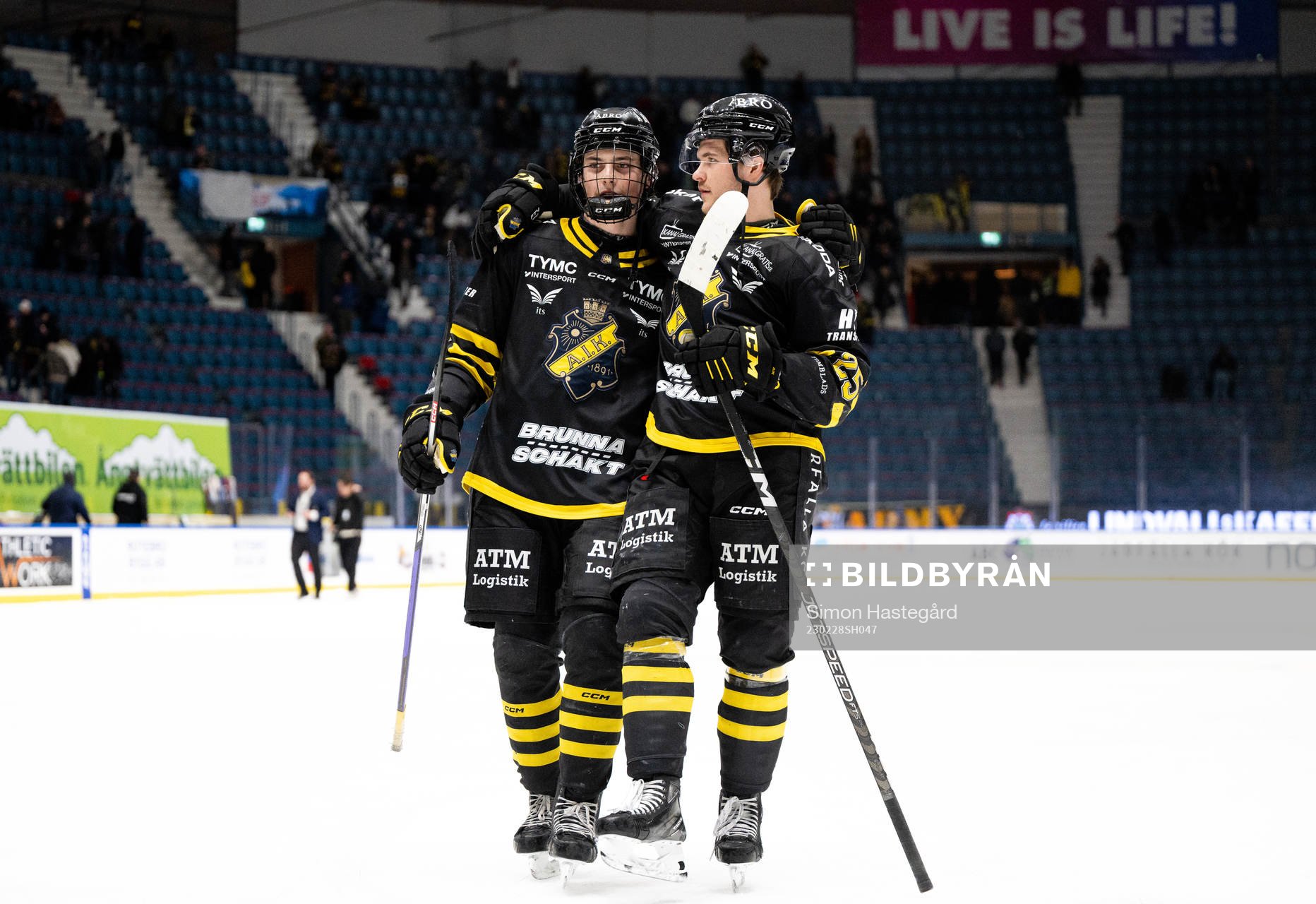 AIKs Dalibor Dvorsky och Renars Krastenbergs jublar