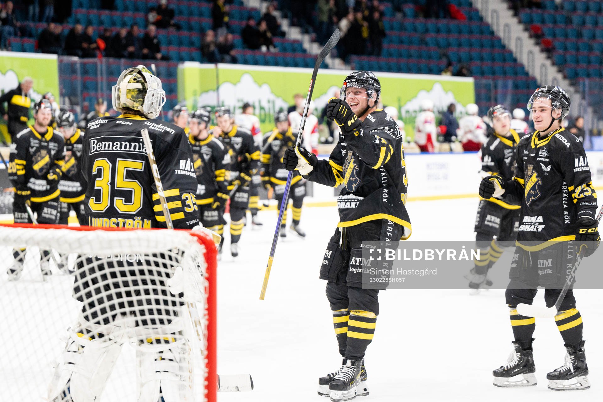 AIKs målvakt Niklas Lundström och Alfred Barklund jublar