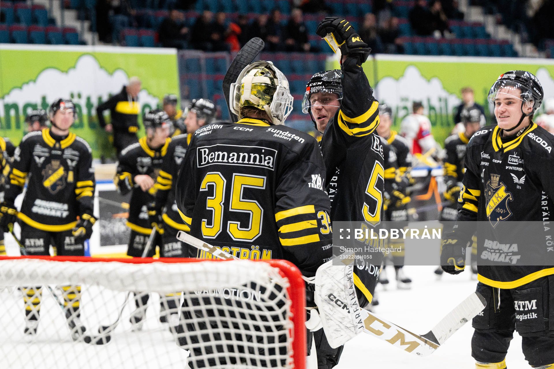 AIKs målvakt Niklas Lundström och Alfred Barklund jublar