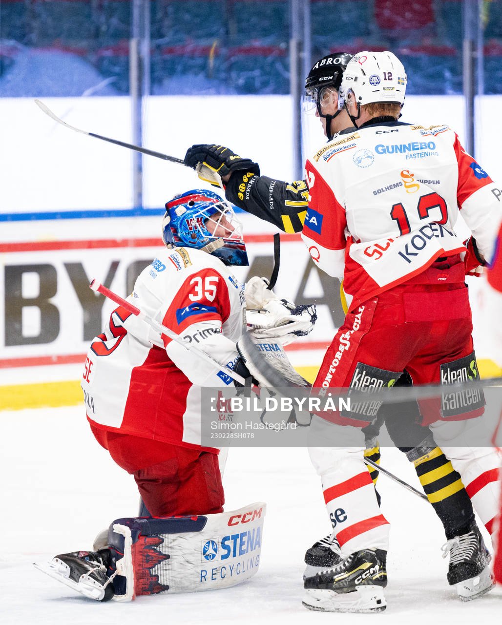Västerviks målvakt Emil Kruse och AIKs William Ignberg