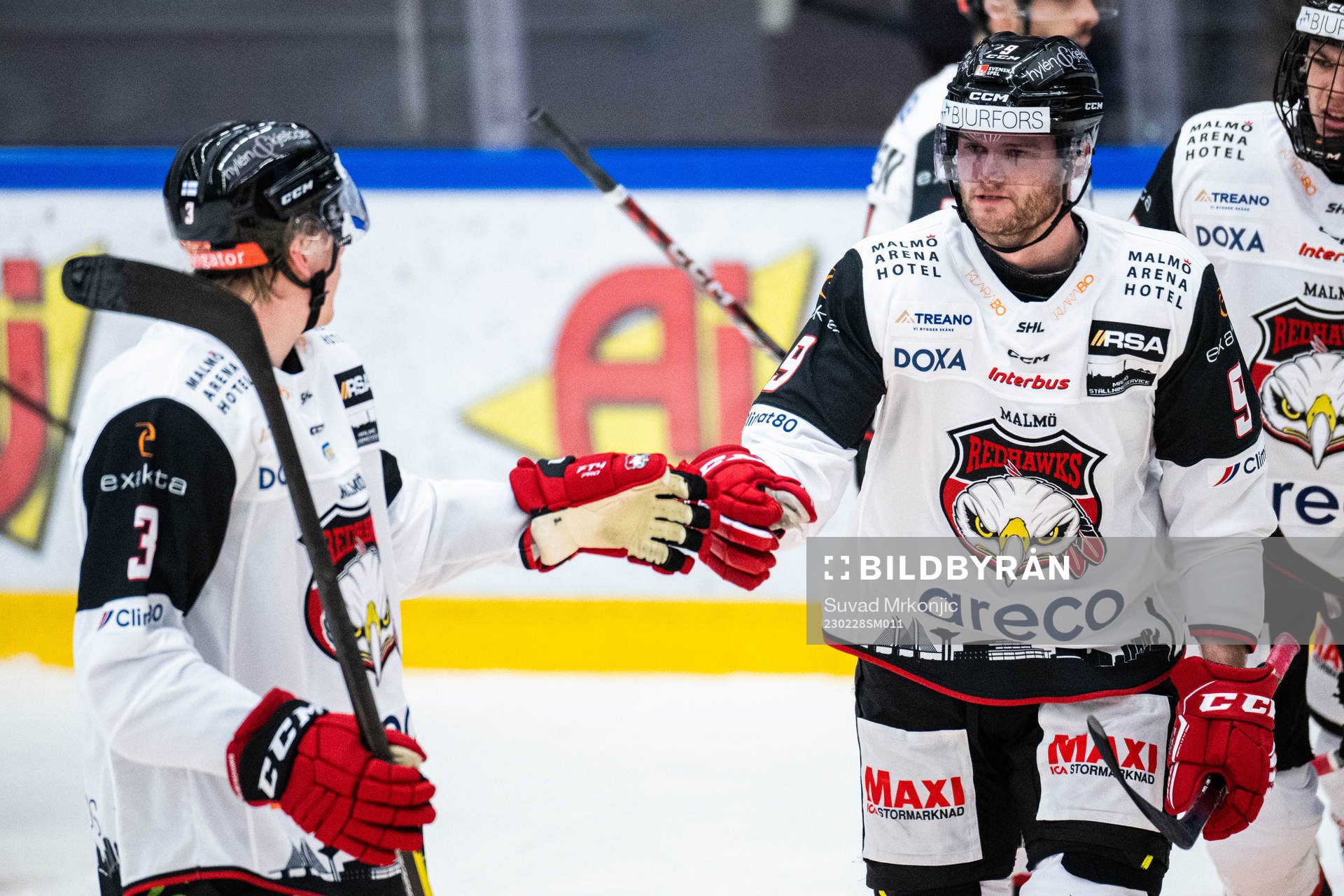 Malmö Redhawks Kim Rosdahl jublar med lagkamrater